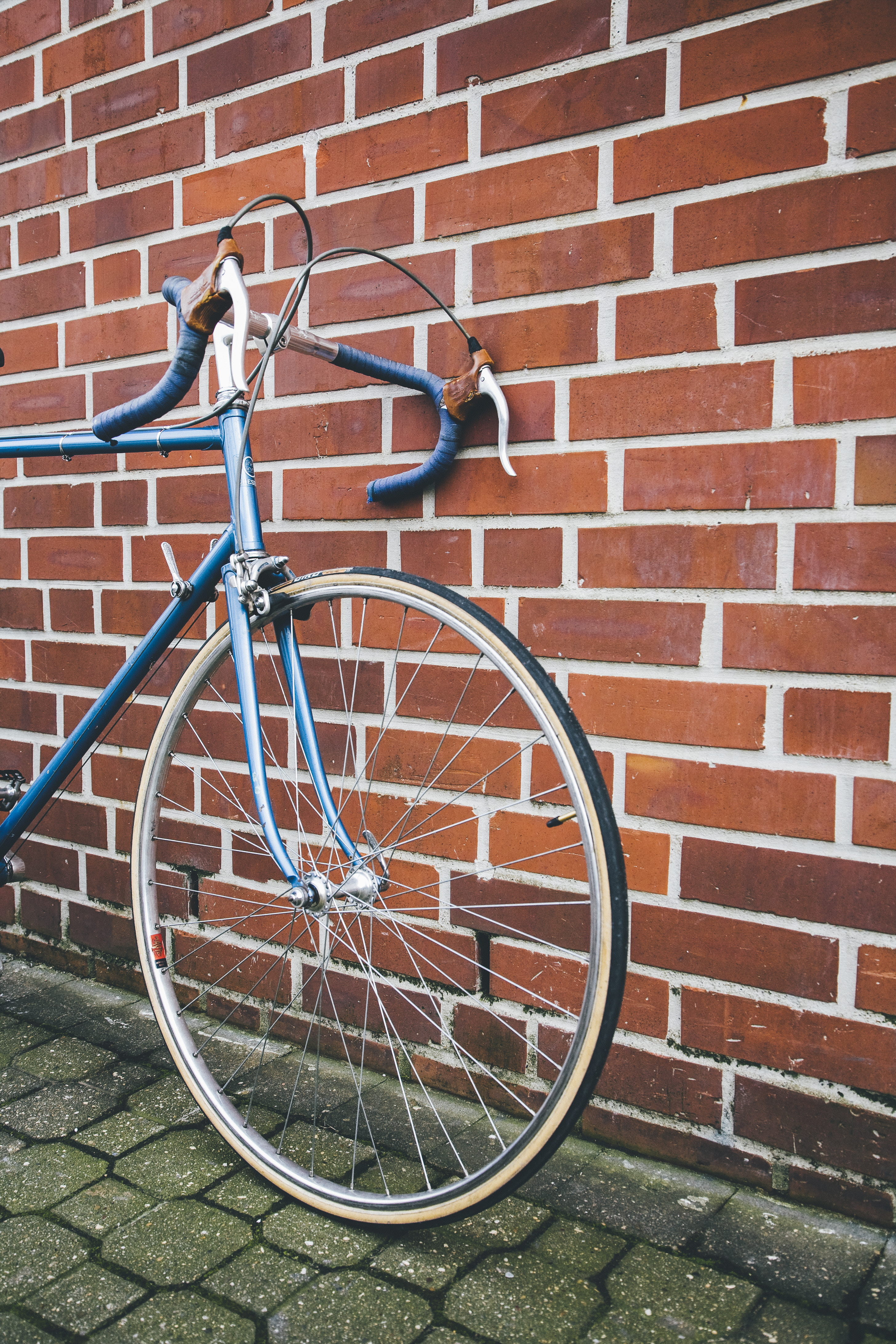 day, city, classic, gear ring, outdoors, 80ties, crown gear, bicycle, one person, building exterior, architecture, brick wall, cycle, hand, cycling, casual clothing, Phone HD Wallpaper