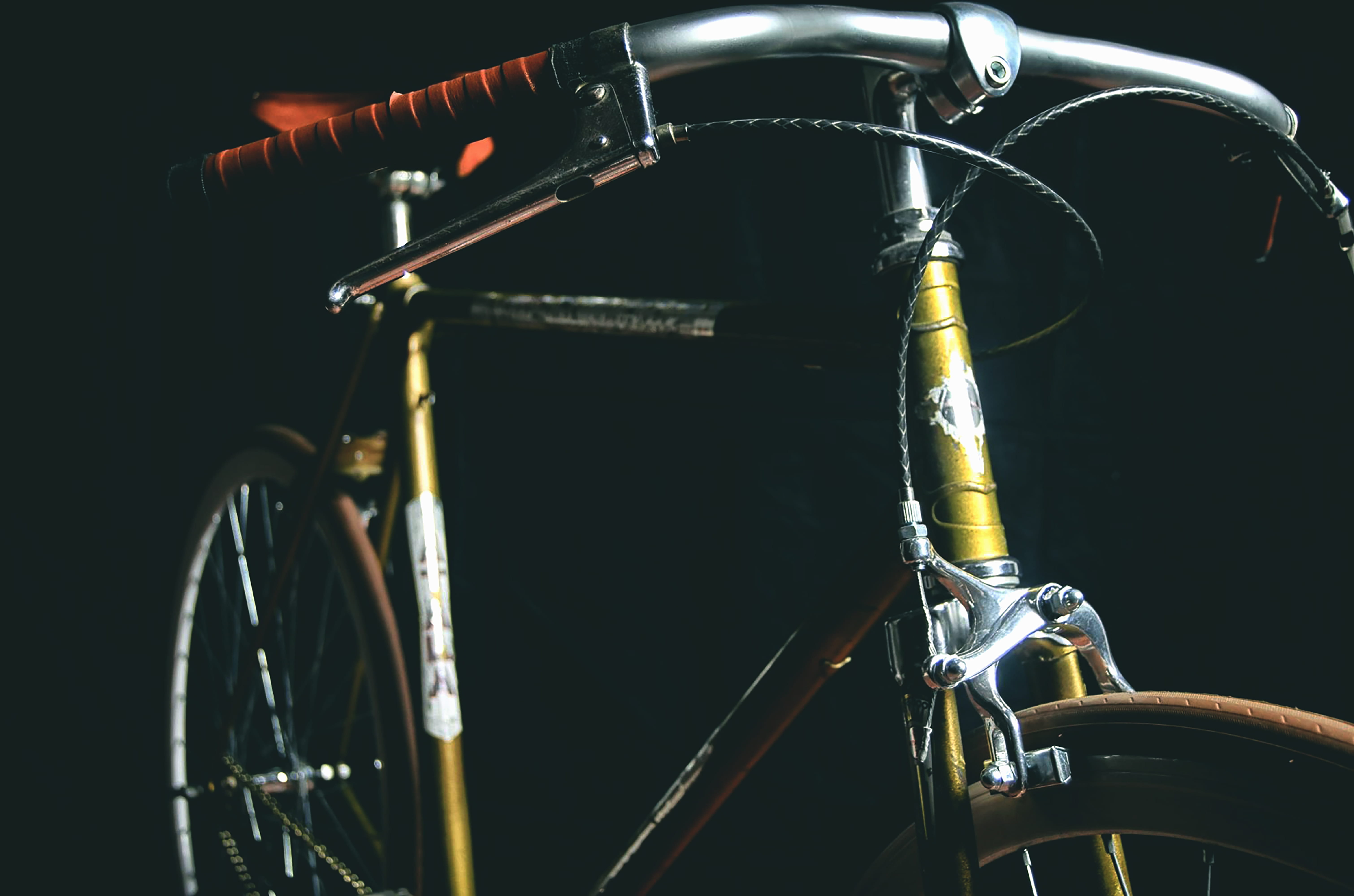 retro styled, photography, microphone, metal, gray, wheels, focus, stage, fixed, no people, black background, parking, land vehicle, bike, stationary, beige, HD Wallpaper