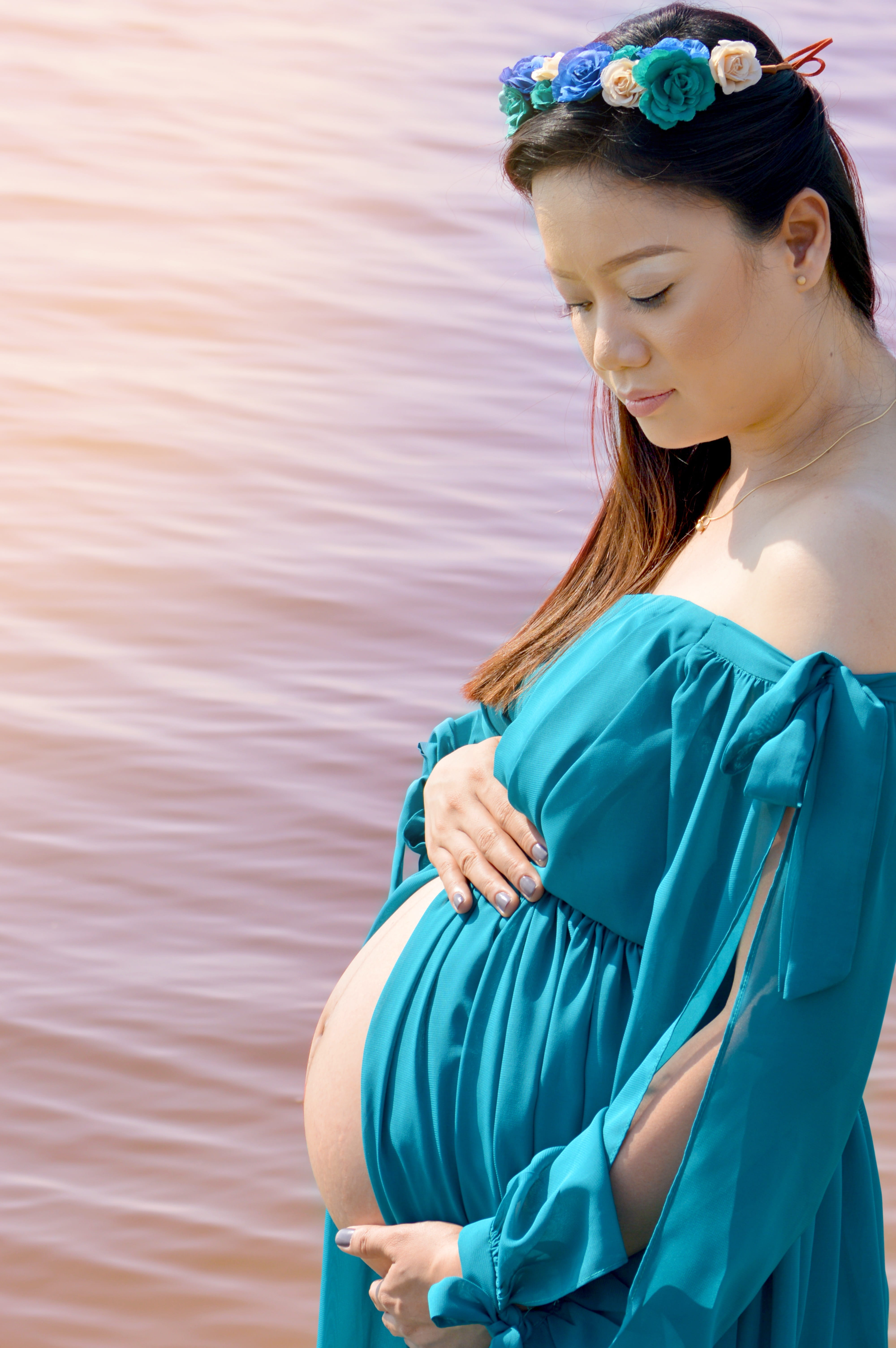 contemplation, one person, holding, outdoors, bump, motherhood, leisure activity, baby, 5K, women, by the sea, three quarter length, tummy, baby bump, Phone HD Wallpaper