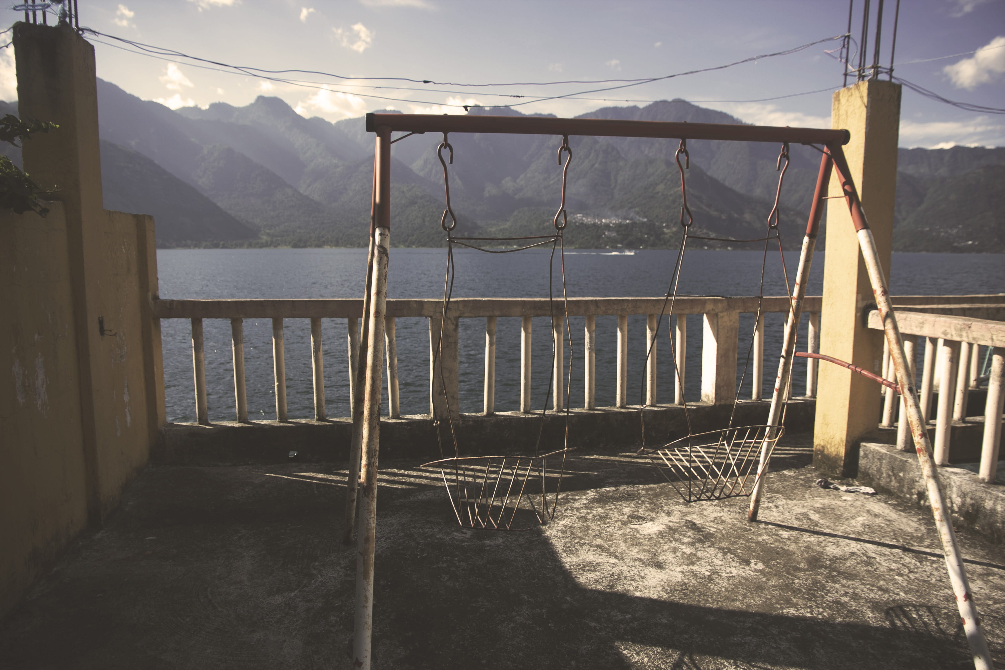 beauty in nature, guatemala, 4K, outdoors, building exterior, sky, mountain, empty, metal, mountain range, vintage, no people, swing, lake atitlán, absence, HD Wallpaper