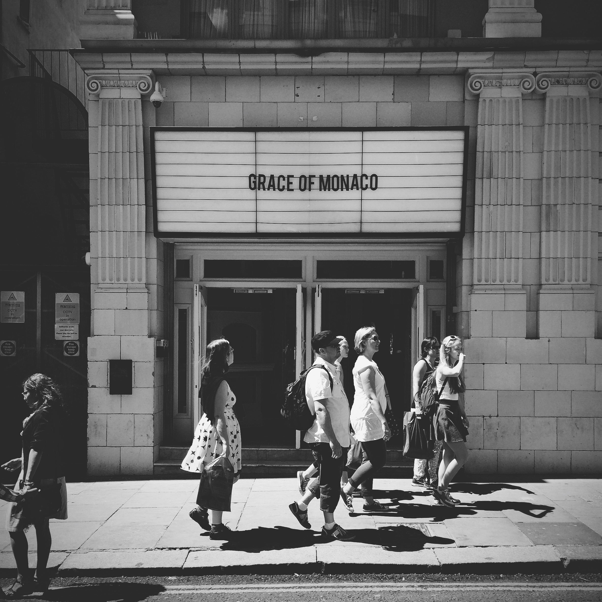 real people, built structure, men, building exterior, day, theatre, london, city, people, audience, walking, full length, film, black And White, old, women, Phone HD Wallpaper