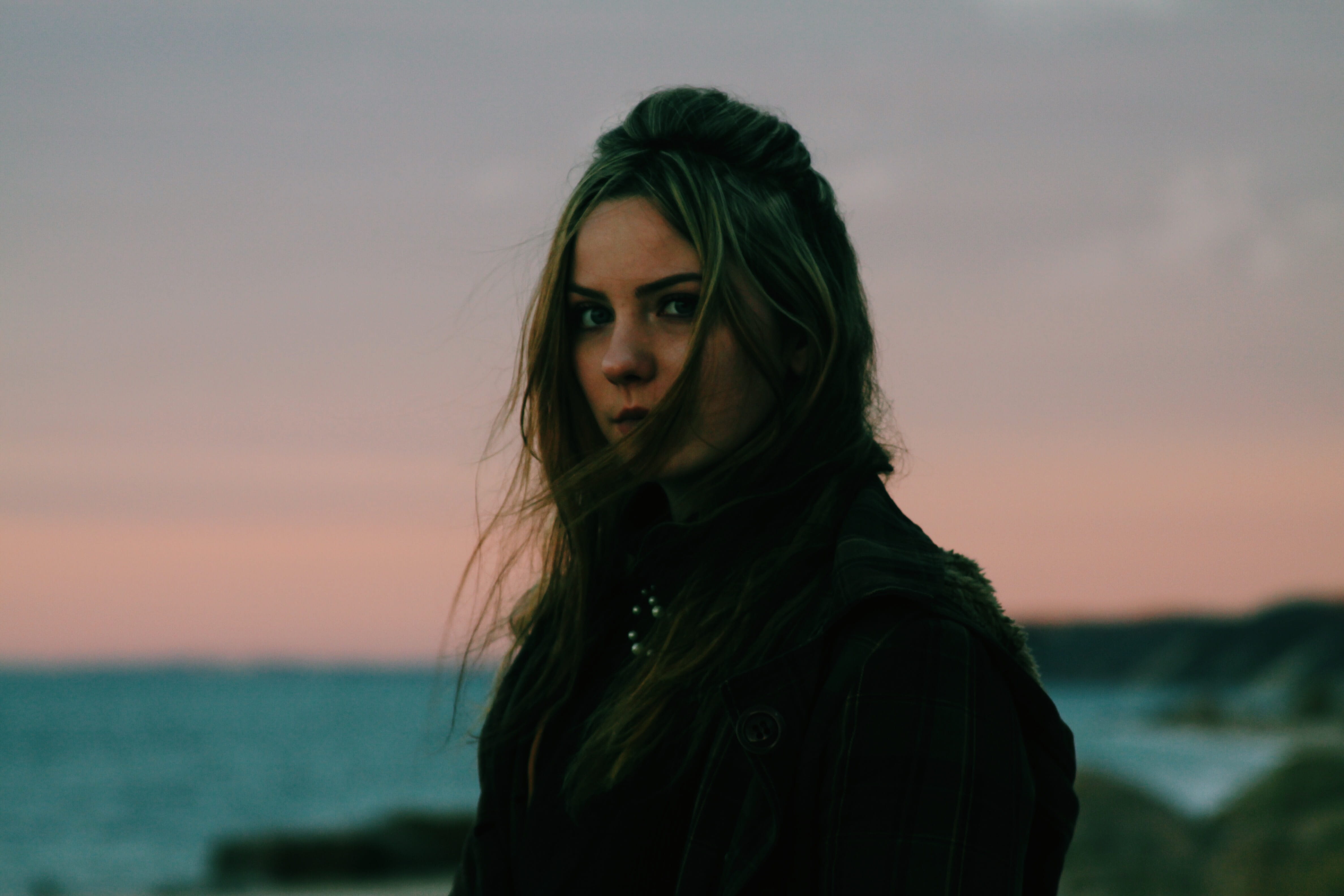 nature, focus on foreground, woman, long Hair, disk, female, outdoors, standing, close up, people, beach, one Person, portrait, beautiful, sunset, photo, HD Wallpaper