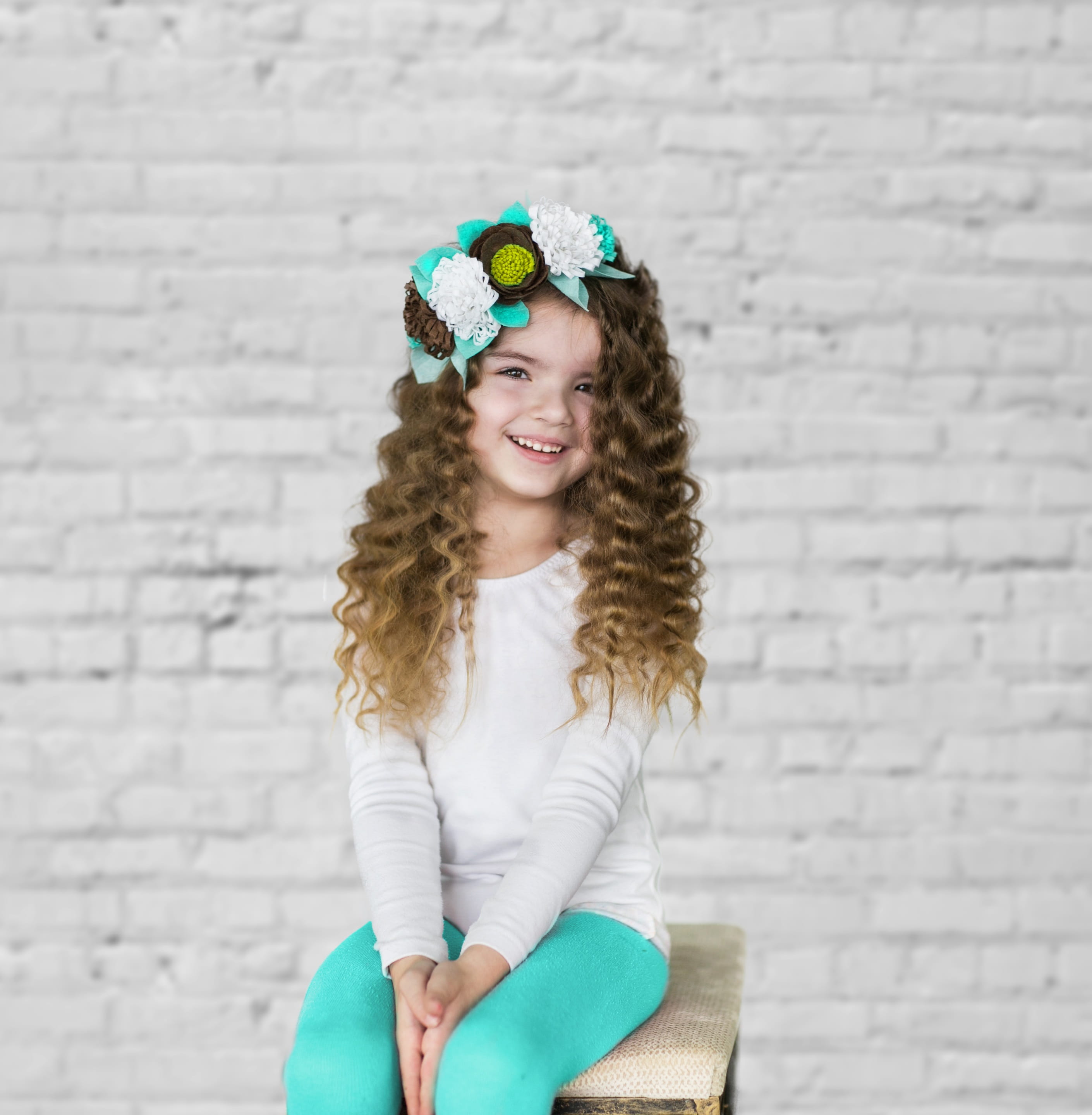 cheerful, hairstyle, curly Hair, brunette, 2K, little, women, adorable, Girl, sitting, leisure activity, thoughtful, people, wreath, happiness, emotion, Phone HD Wallpaper