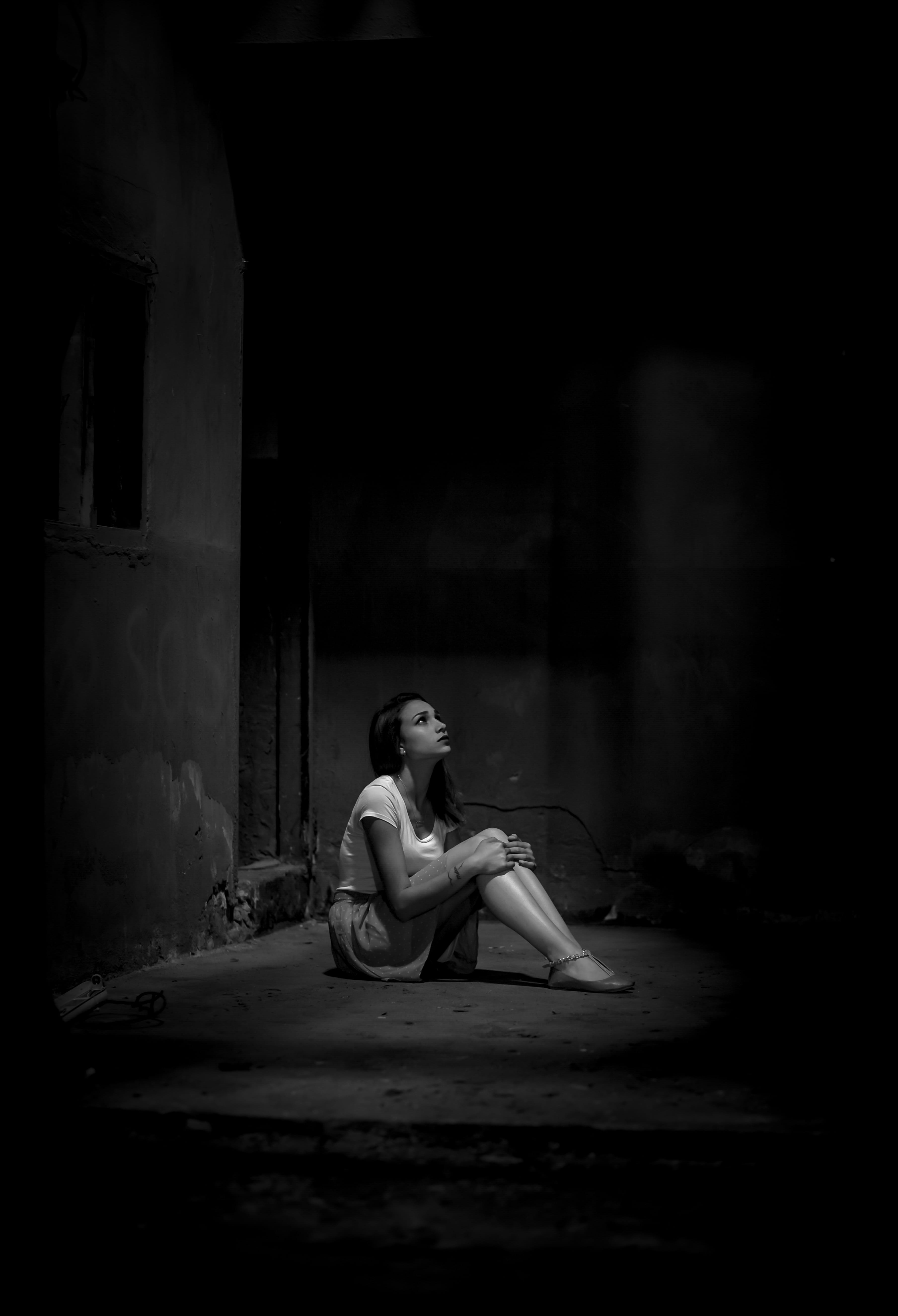 women, unhappy, photo, indoors, young adult, 5K, alone, posture, young women, pose, sitting, built structure, side view, black-and-white, sad, fashion, Phone HD Wallpaper
