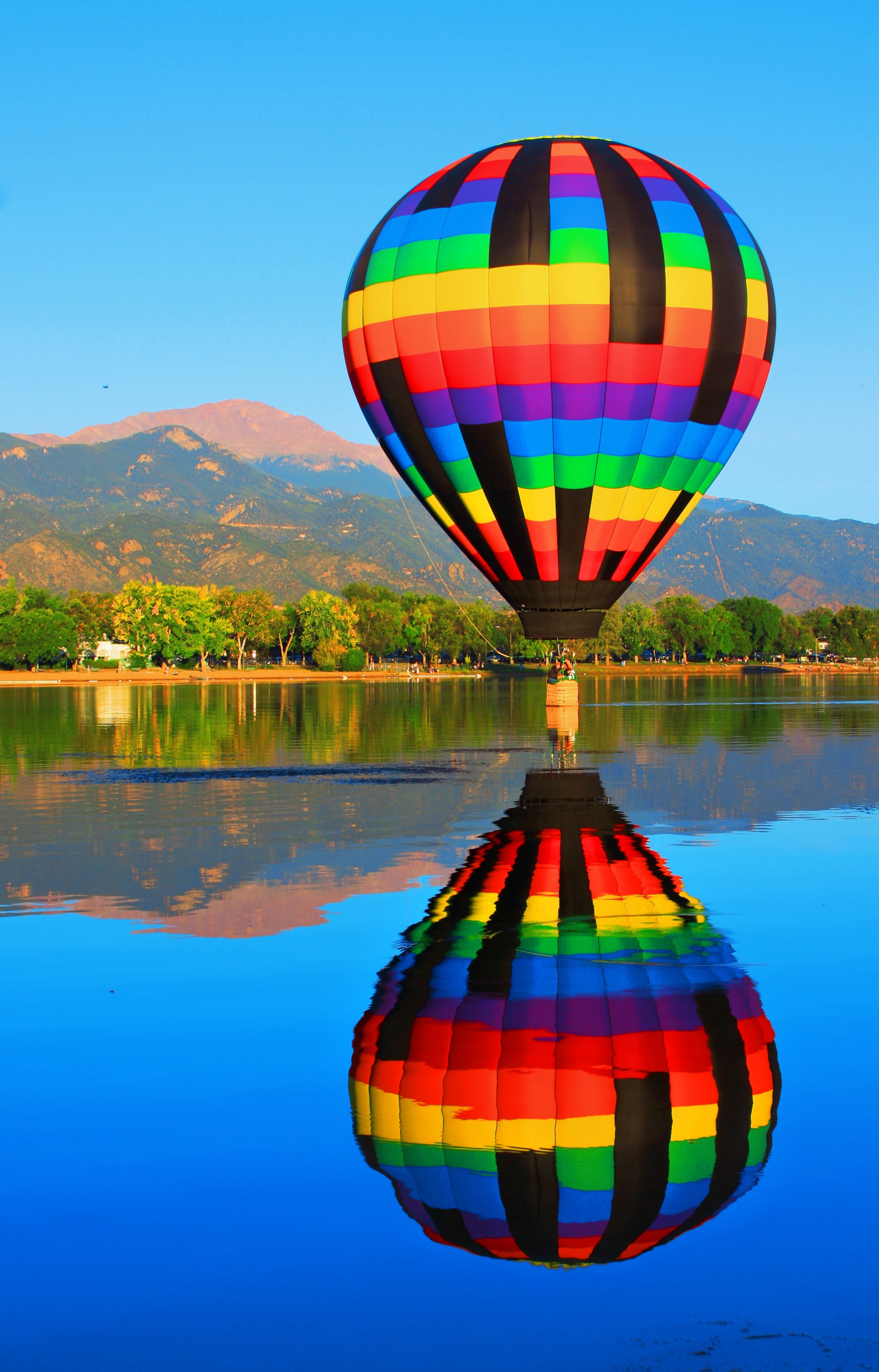 non-urban scene, adventure, flying, clear sky, blue, waterfront, pikes peak, hot Air Balloon, transportation, sky, multi Colored, lake, hot, travel, summer, Phone HD Wallpaper