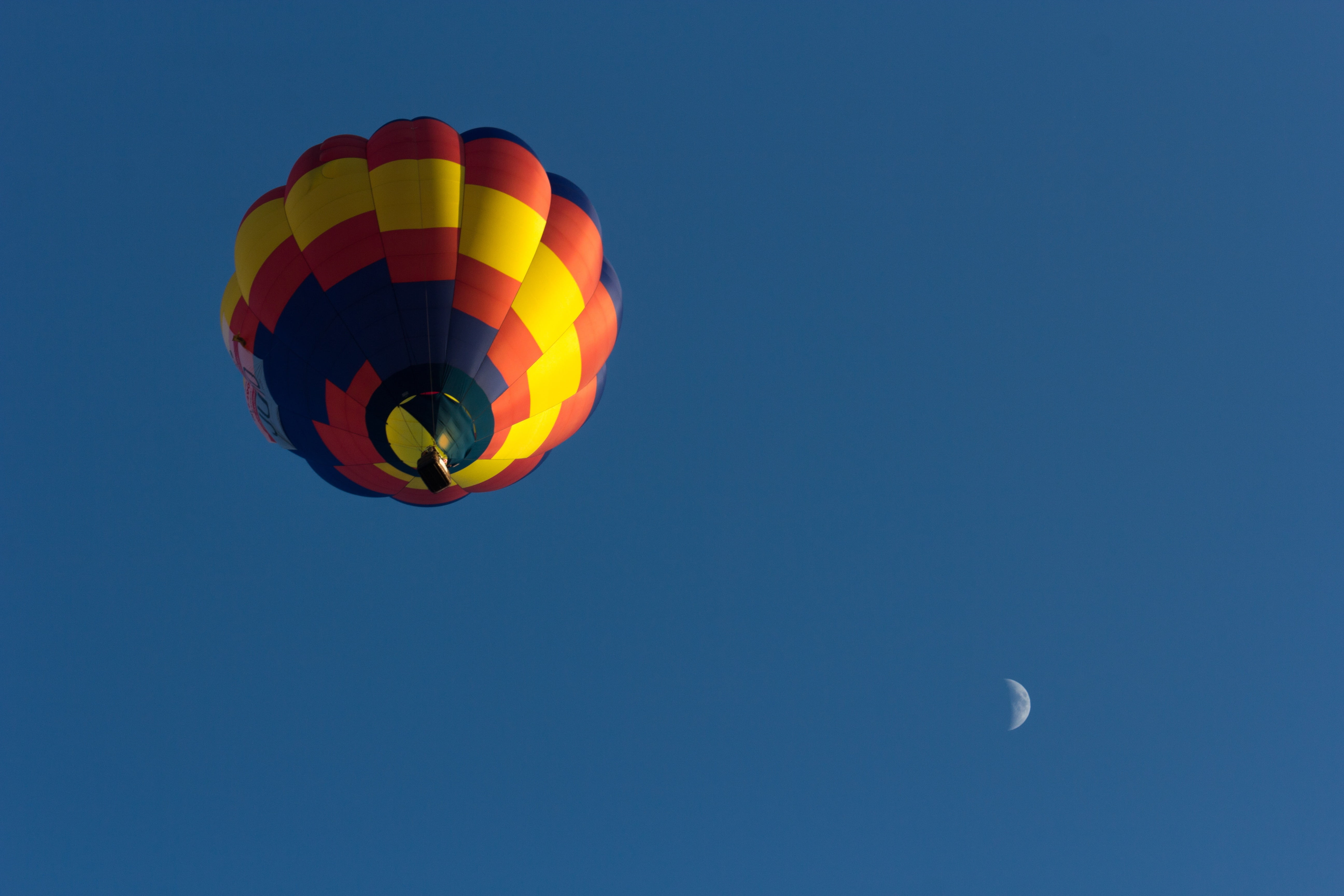 hot air balloon, low angle view, hot, nature, the sky, copy space, blue, multi colored, angle, air vehicle, background, dom, ballooning festival, horizontal, HD Wallpaper