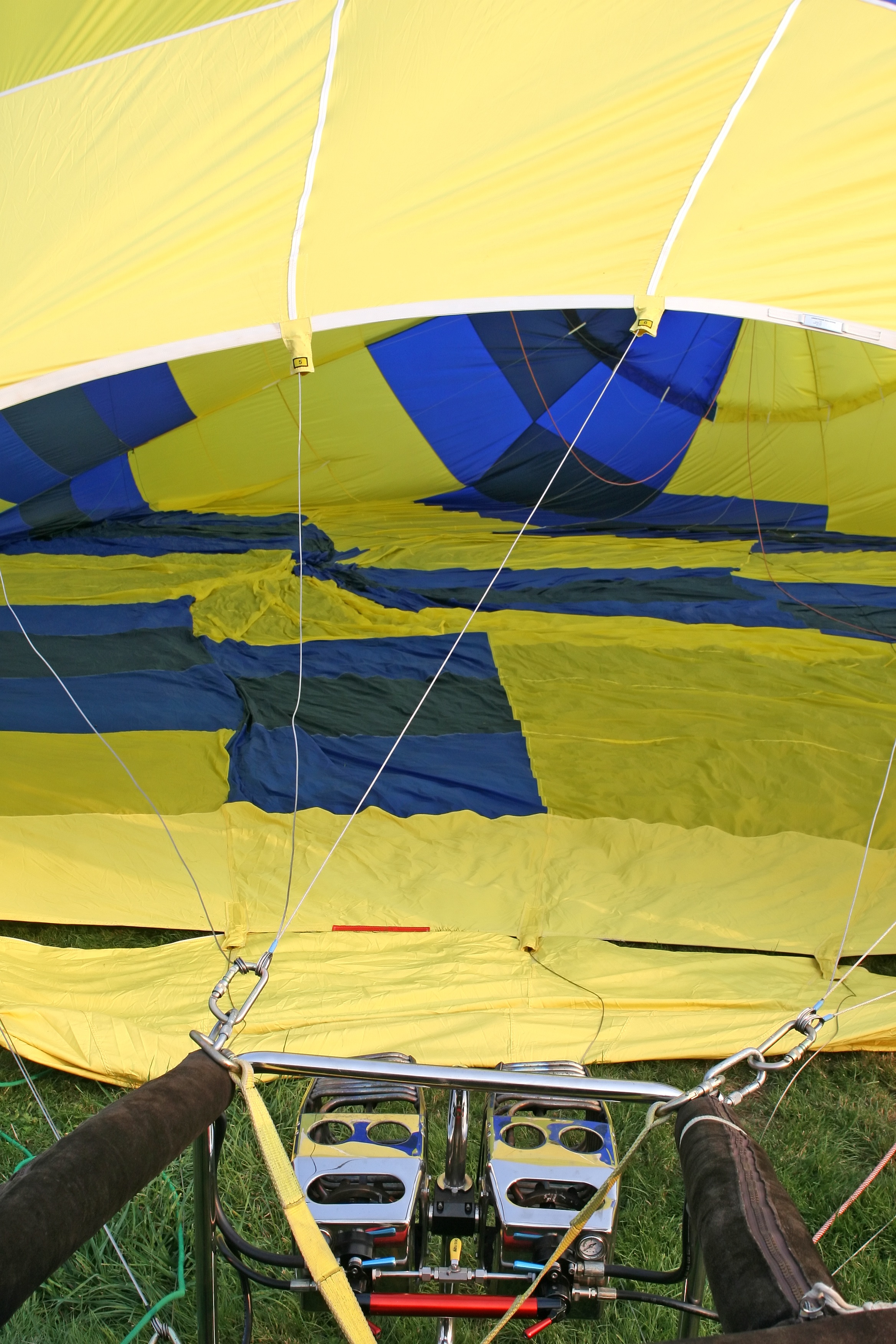 outdoors, inflating, safe, rigging, ball, fall, hot, sky, fire, land, down, sunlight, float, up, harness, no people, aircraft, multi colored, powered, sport, Phone HD Wallpaper