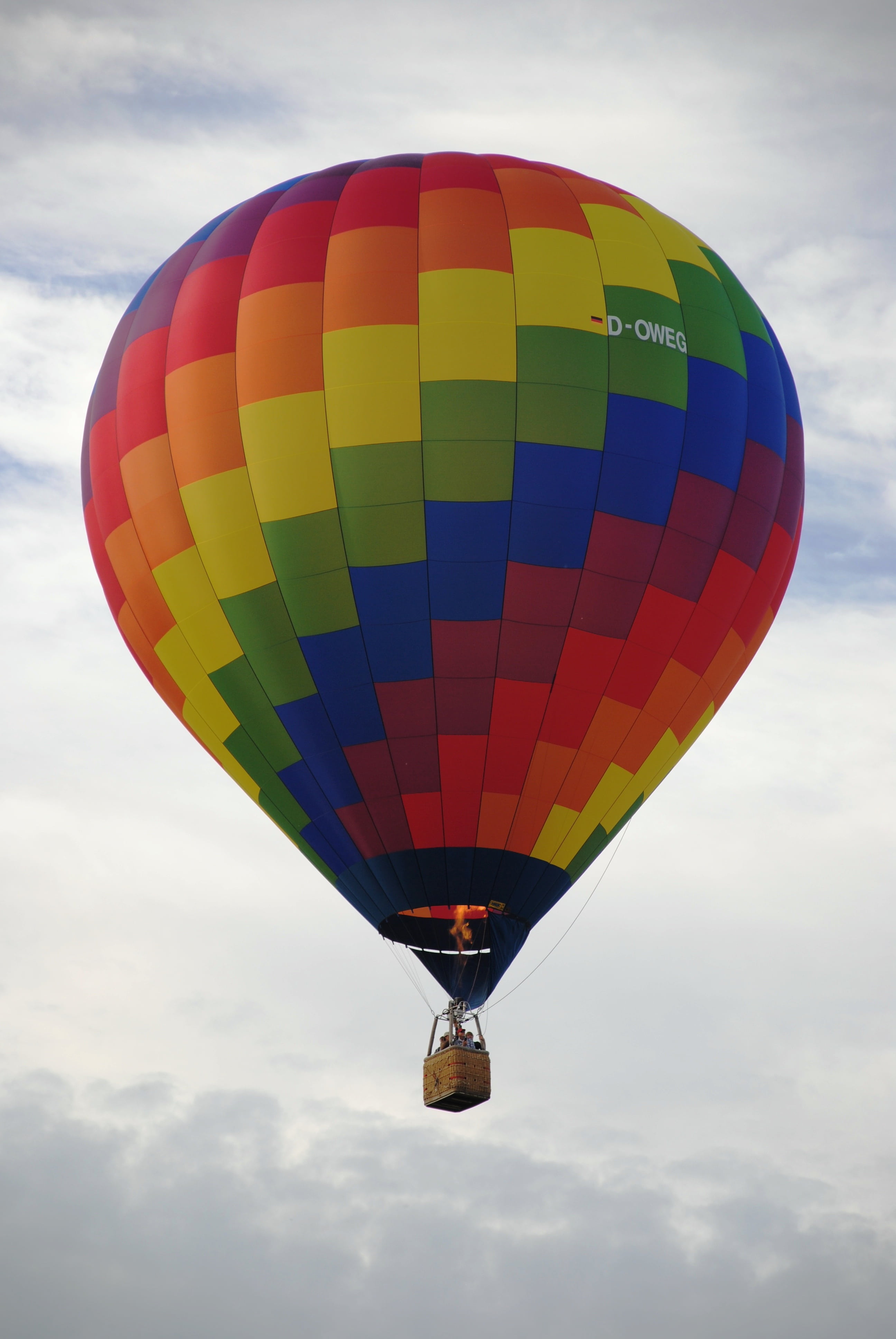 colorful, day, hot air balloon, moving up, hot air balloon rides, incidental people, start, floating, balloon launch, multicolored, hot air balloon ride, Phone HD Wallpaper