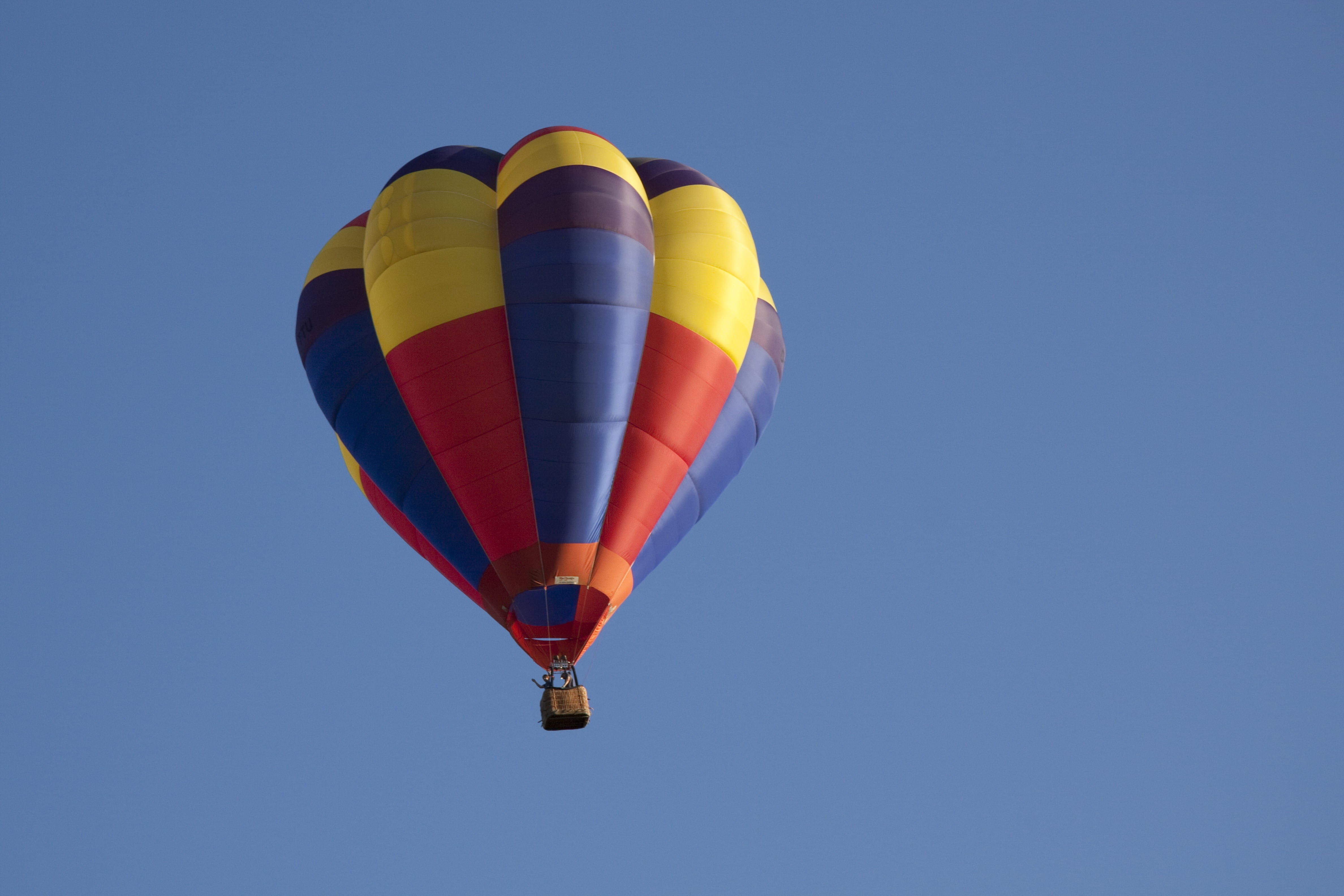 copy space, sky, filling gas, red, freedom, Tight, adventure, Envelope, basket, flying, blue, 4K, nature, hot air balloon, ballooning festival, colorful, HD Wallpaper