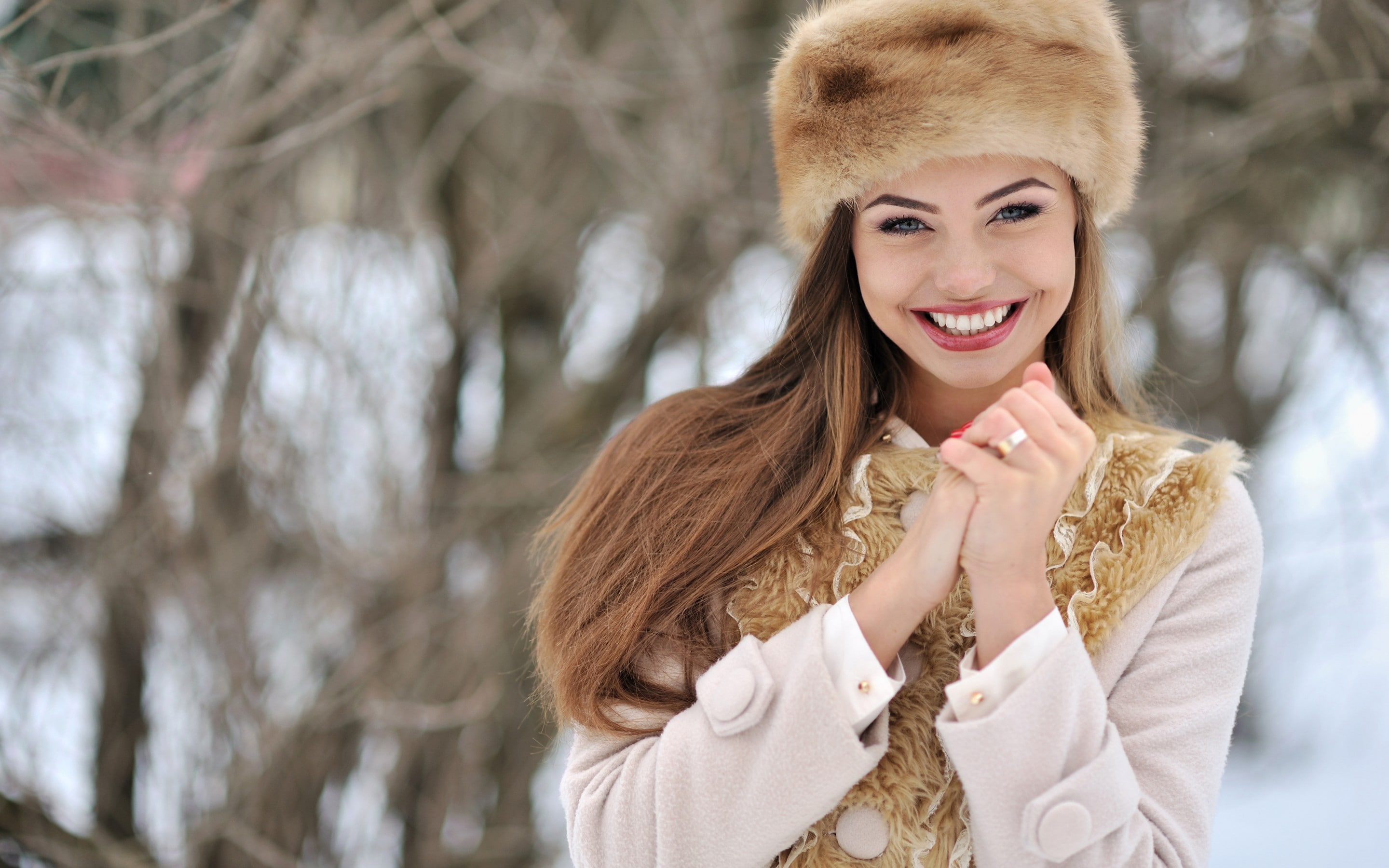 hat, girl, smile, eyes, gloves, coat, hands, winter, face, mood, 2K, beautifull, snow, fur, HD Wallpaper