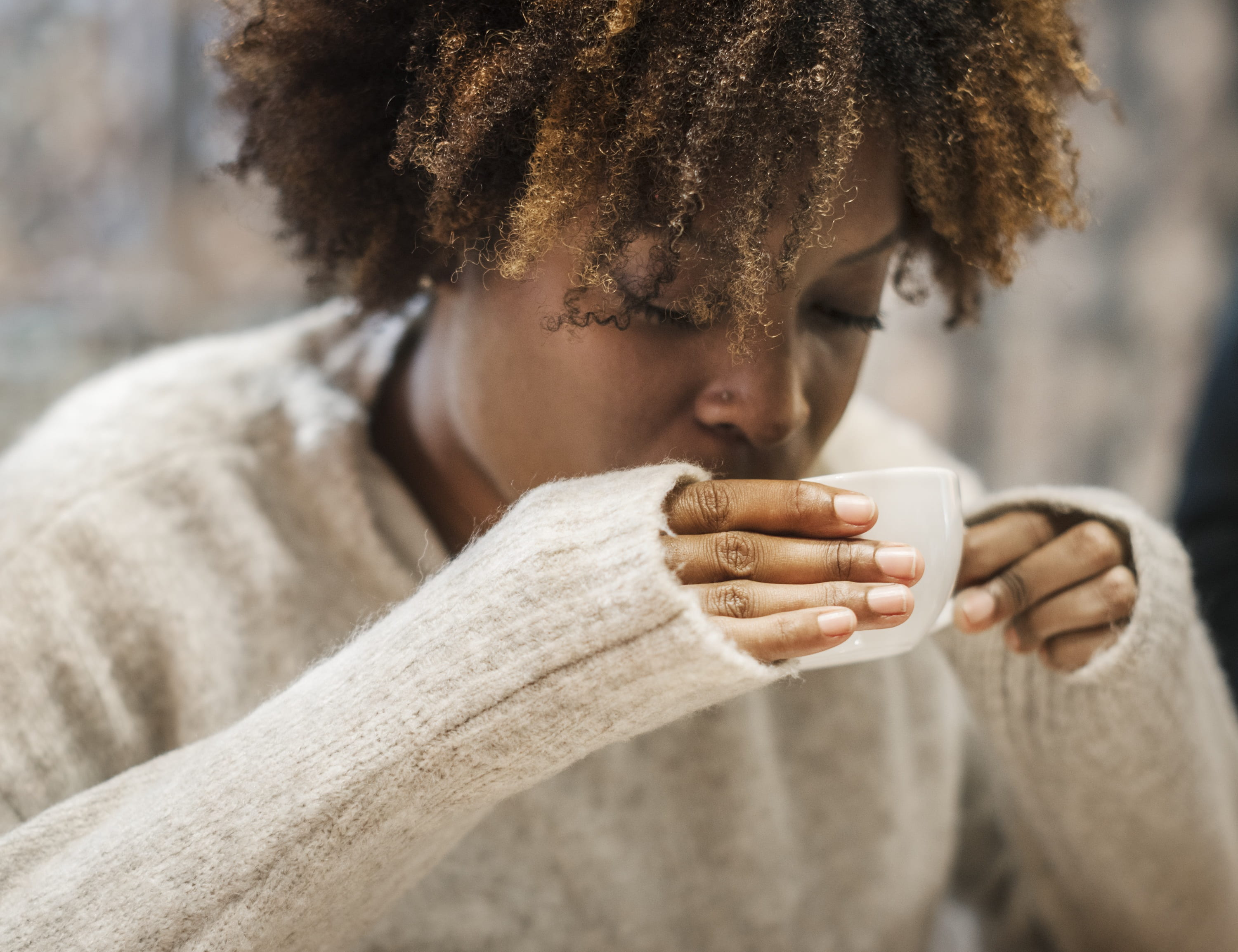 woman, african, mug, cup, 2K, weekend, beautiful woman, mania, relax, young women, beverage, adult, teacup, coffee, young adult, portrait, lifestyle, looking, HD Wallpaper