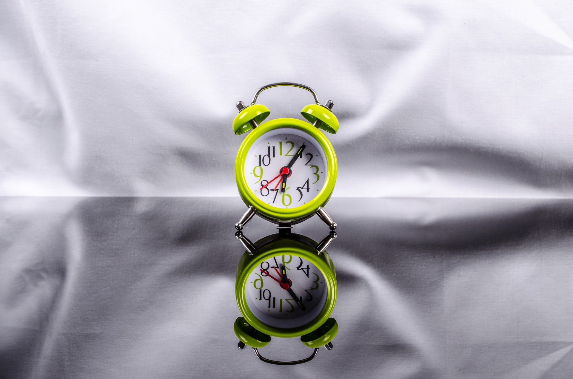 tick, minute hand, relaxation, morning, second, sleep, bed, sleeping, close-up, timer, silver colored, object, indoors, retro, clock face, textile, metal, HD Wallpaper