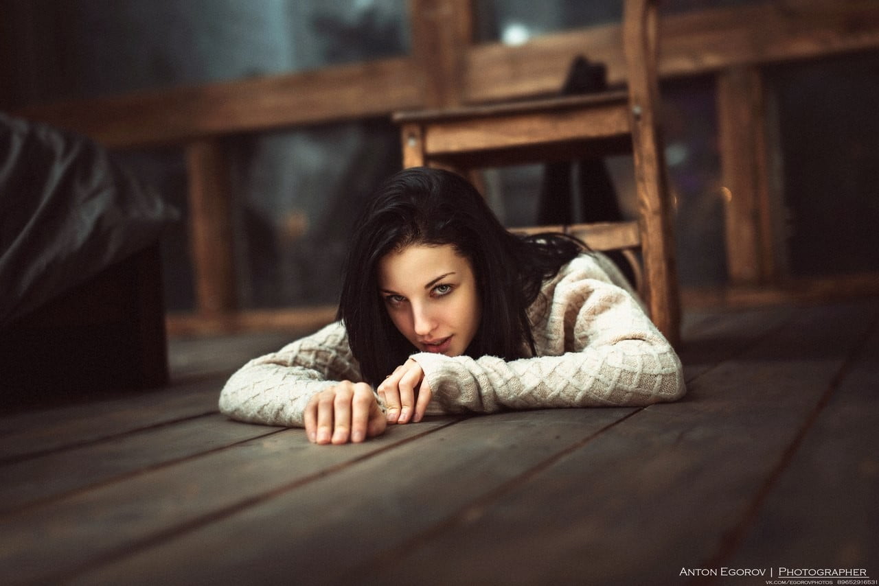 young women, on the floor, brown hair, waiting, headshot, relaxation, sadness, beauty, adult, women, model, 720P, depression - sadness, lifestyles, young adult, HD Wallpaper