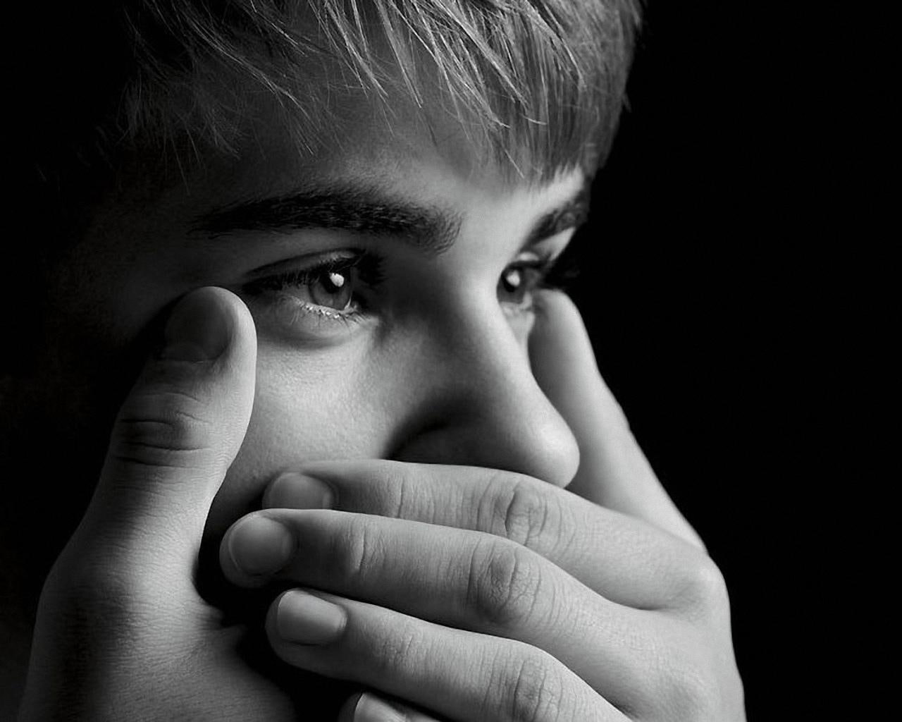 face, justin, eyes, black, bieber, white, hands, 720P, black and white, justin bieber, HD Wallpaper