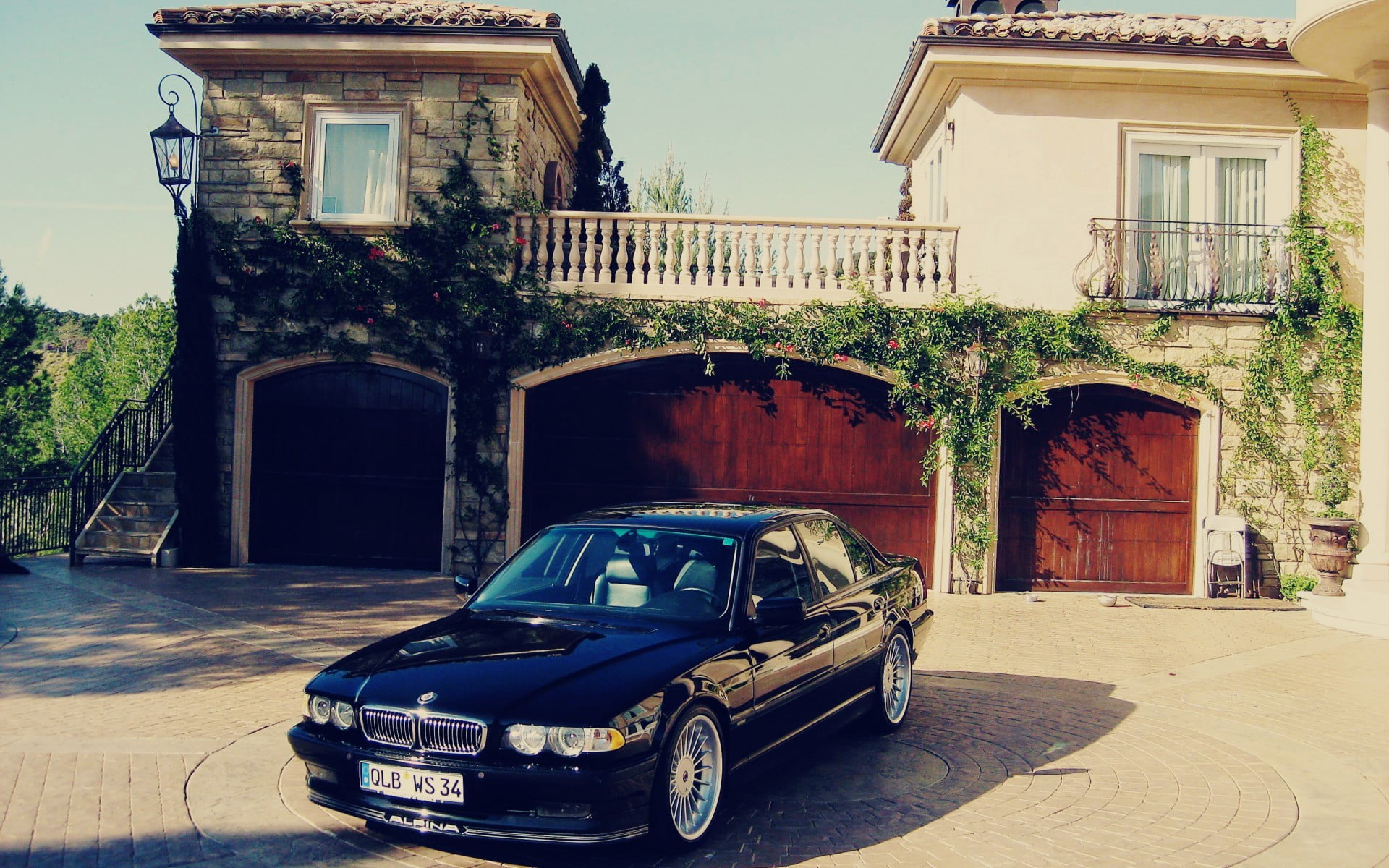 BMW, building exterior, no people, 1080P, house, vintage car, sunlight, architecture, outdoors, city, residential district, retro styled, tree, building, HD Wallpaper