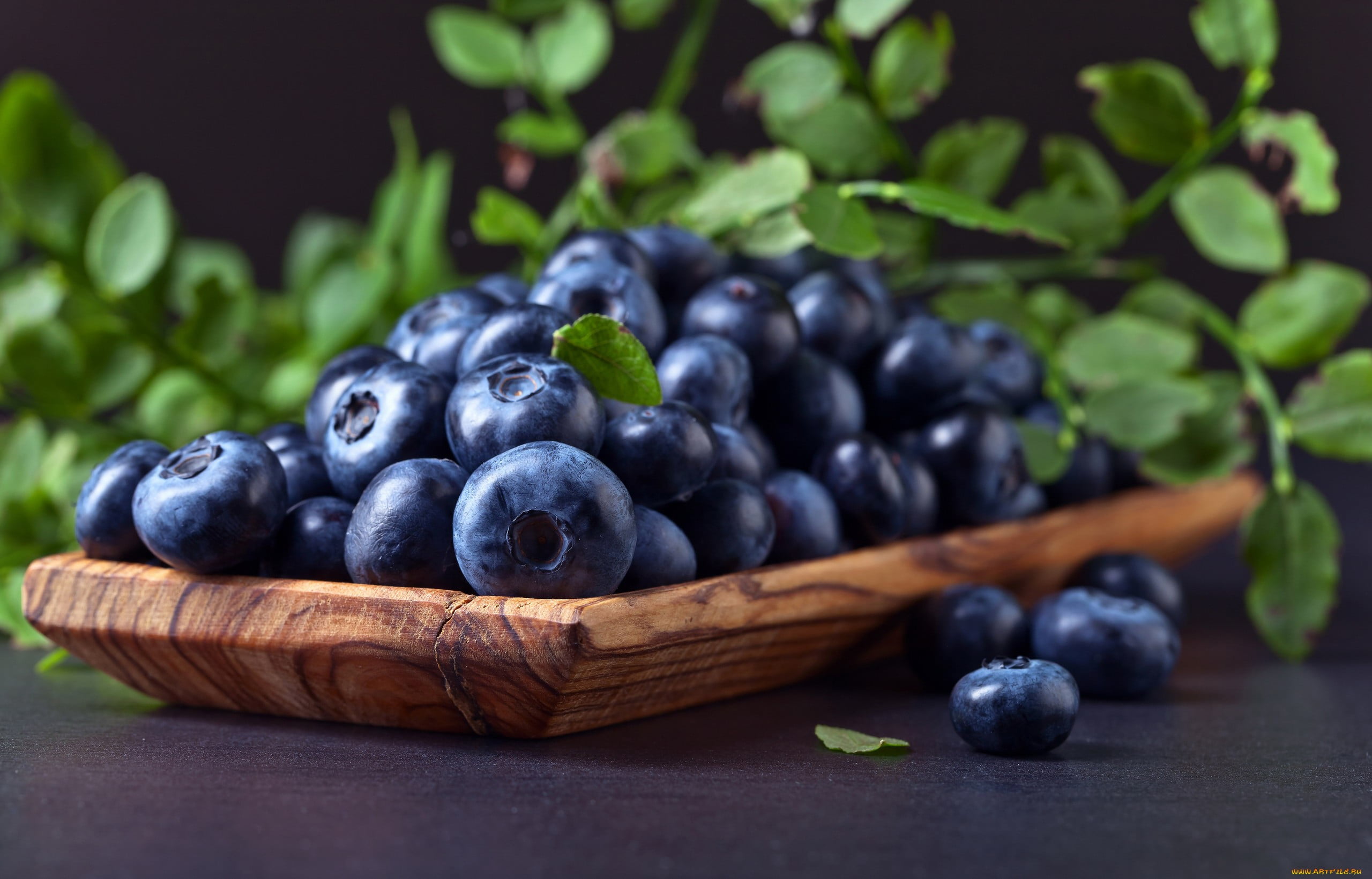 healthy eating, food and drink, ripe, basket, focus on foreground, leaf, blueberry, macro, blackberries, blue, wood - material, food, selective focus, green, HD Wallpaper