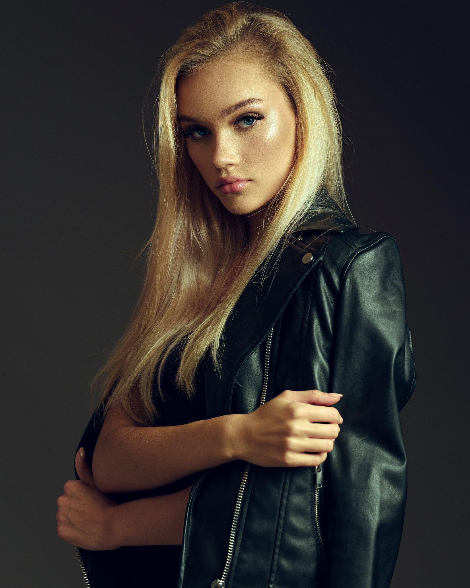 looking at viewer, open clothes, zipper, long hair, eyeliner, simple background, lip gloss, makeup, lipstick, blonde, women, straight hair, 1080P, leather jackets, Phone HD Wallpaper