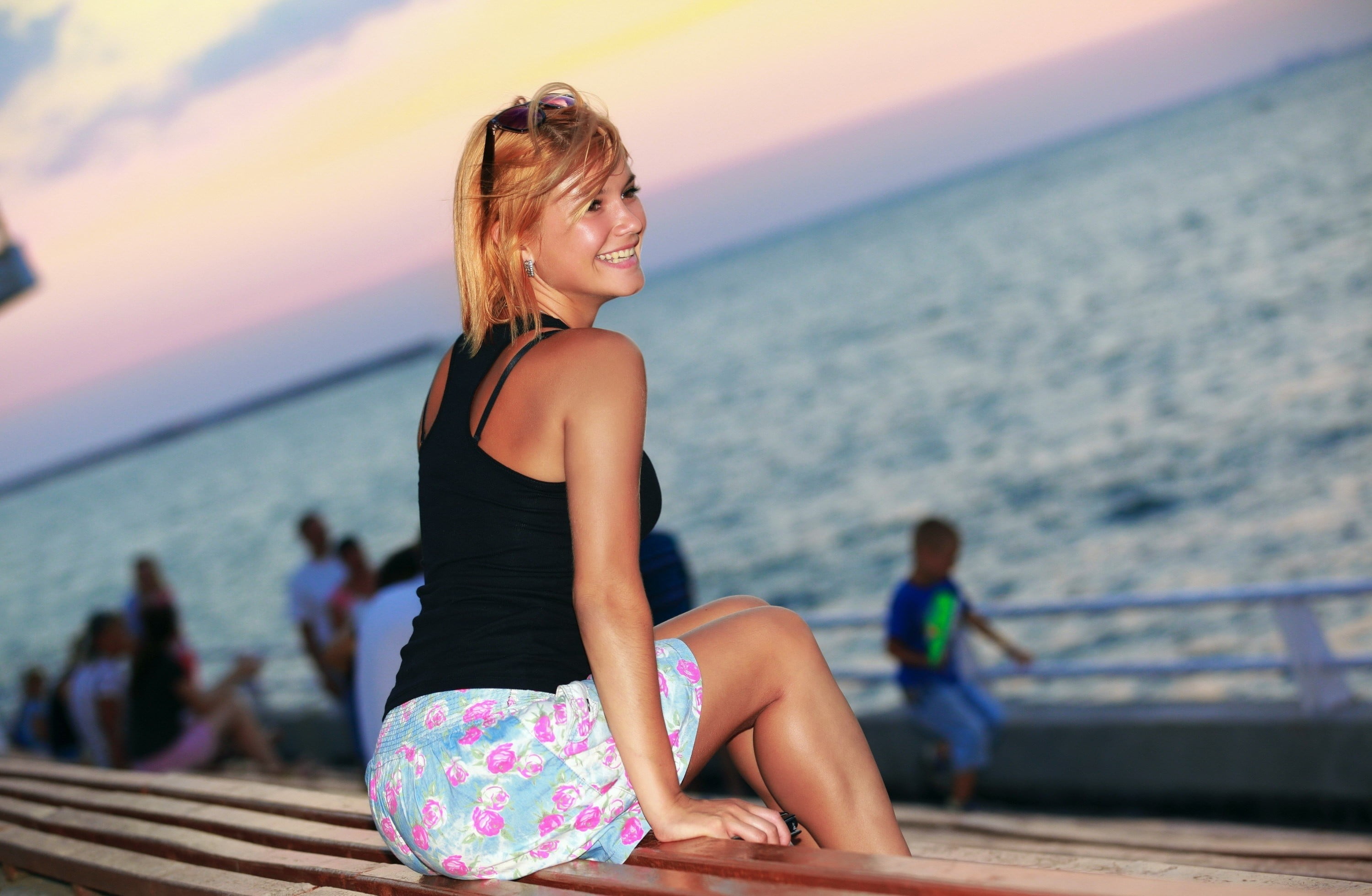looking back, adult, sitting, lifestyles, smiling, blonde, relaxation, outdoors, nature, Violla A, focus on foreground, horizon over water, sea, depth of field, HD Wallpaper