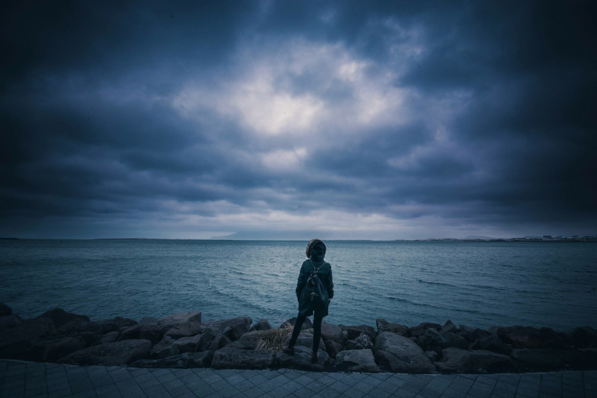 looking into the distance, far view, pavements, waves, storm, clouds, windy, back, sea, 1080P, horizon, rocks, backpacks, HD Wallpaper