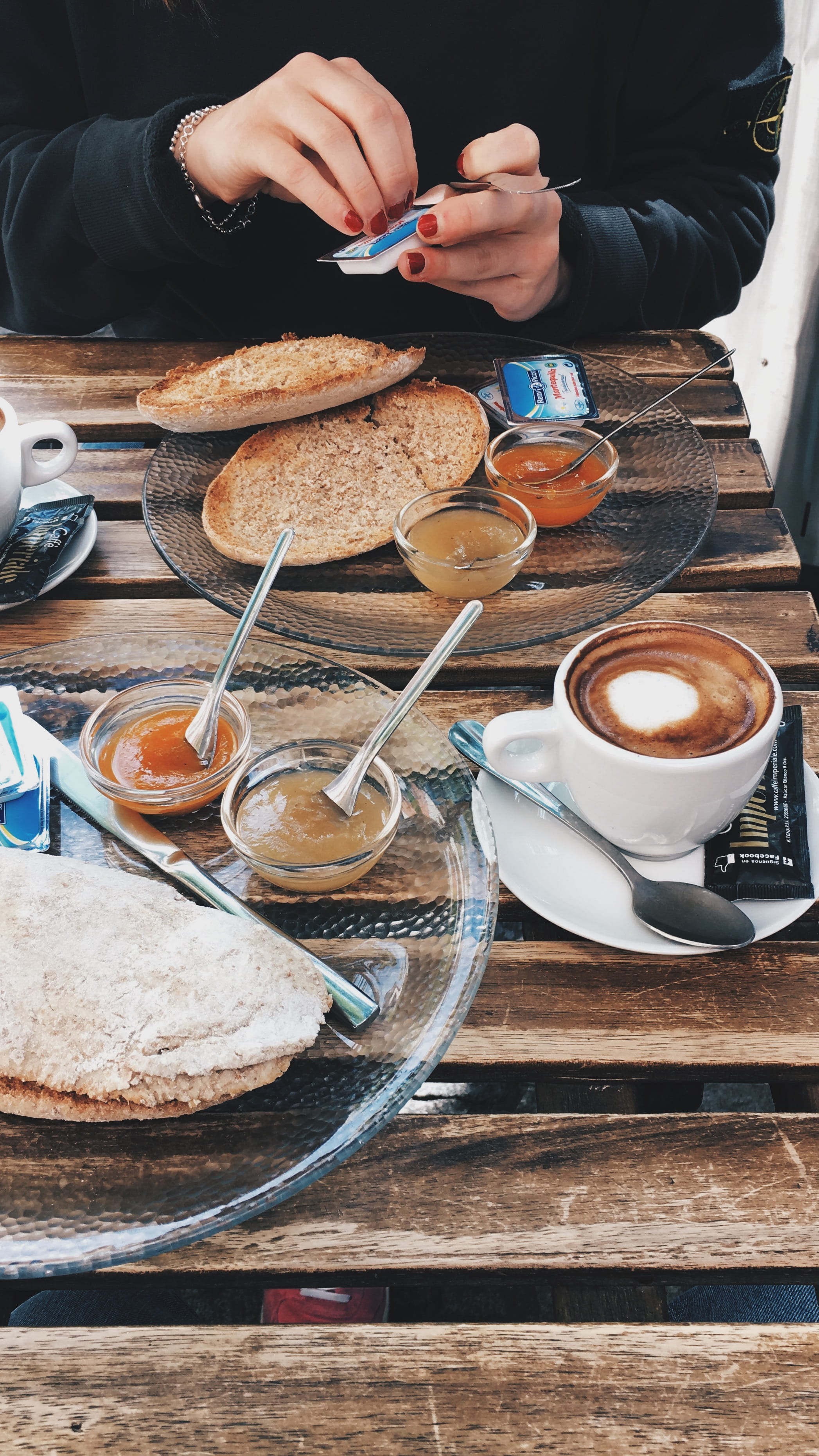 tray, beverage, coffe, latte, eating utensil, cutlery, cup, food, drink, mug, person, 2K, hot drink, human, saucer, b•r•e•a•k, frothy drink, sevilla, food and drink, Phone HD Wallpaper