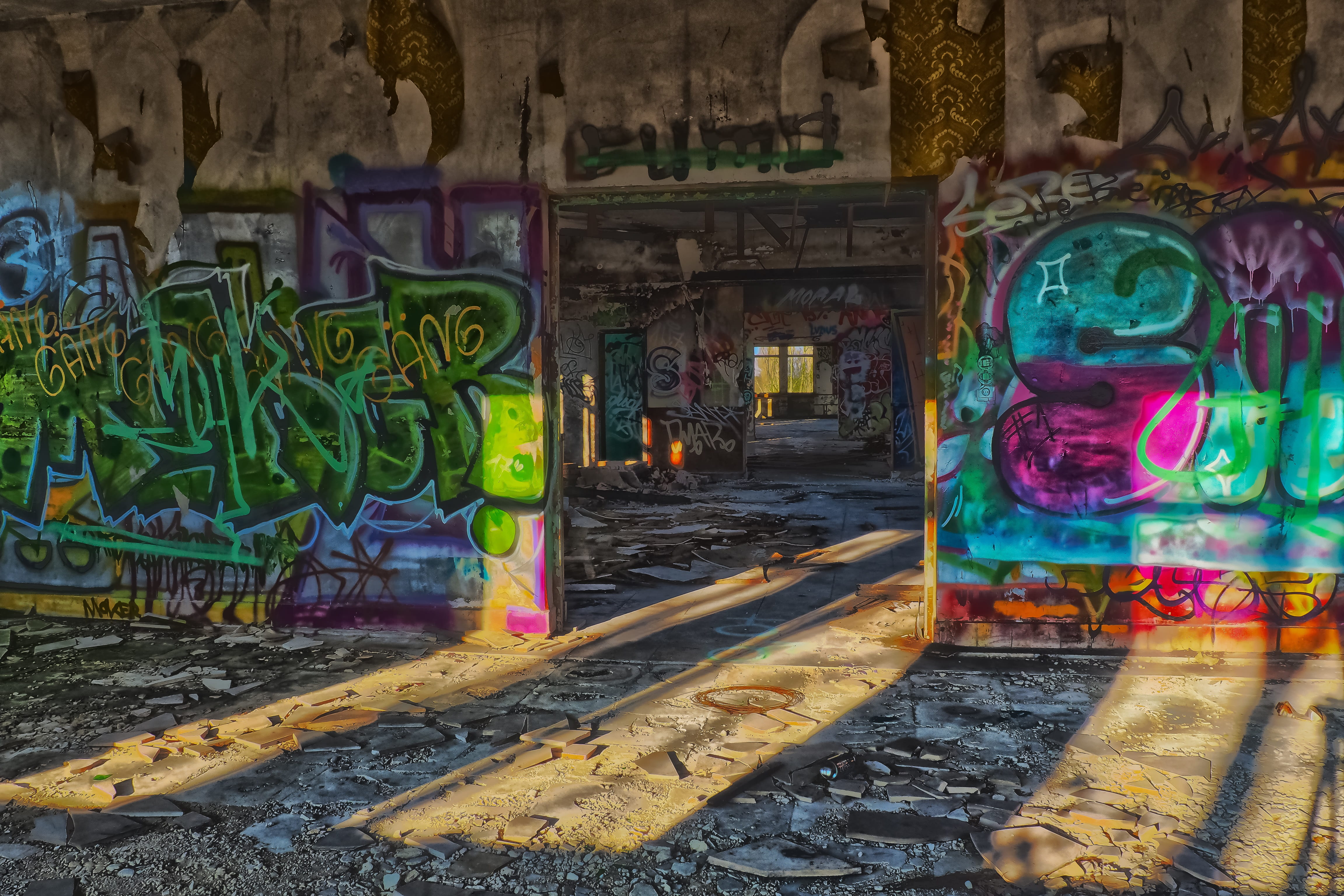 past, outdoors, wall - building feature, destruction, weird, run down, run-down, home, lighting, day, forgotten places, incidence of light, messy, built structure, HD Wallpaper