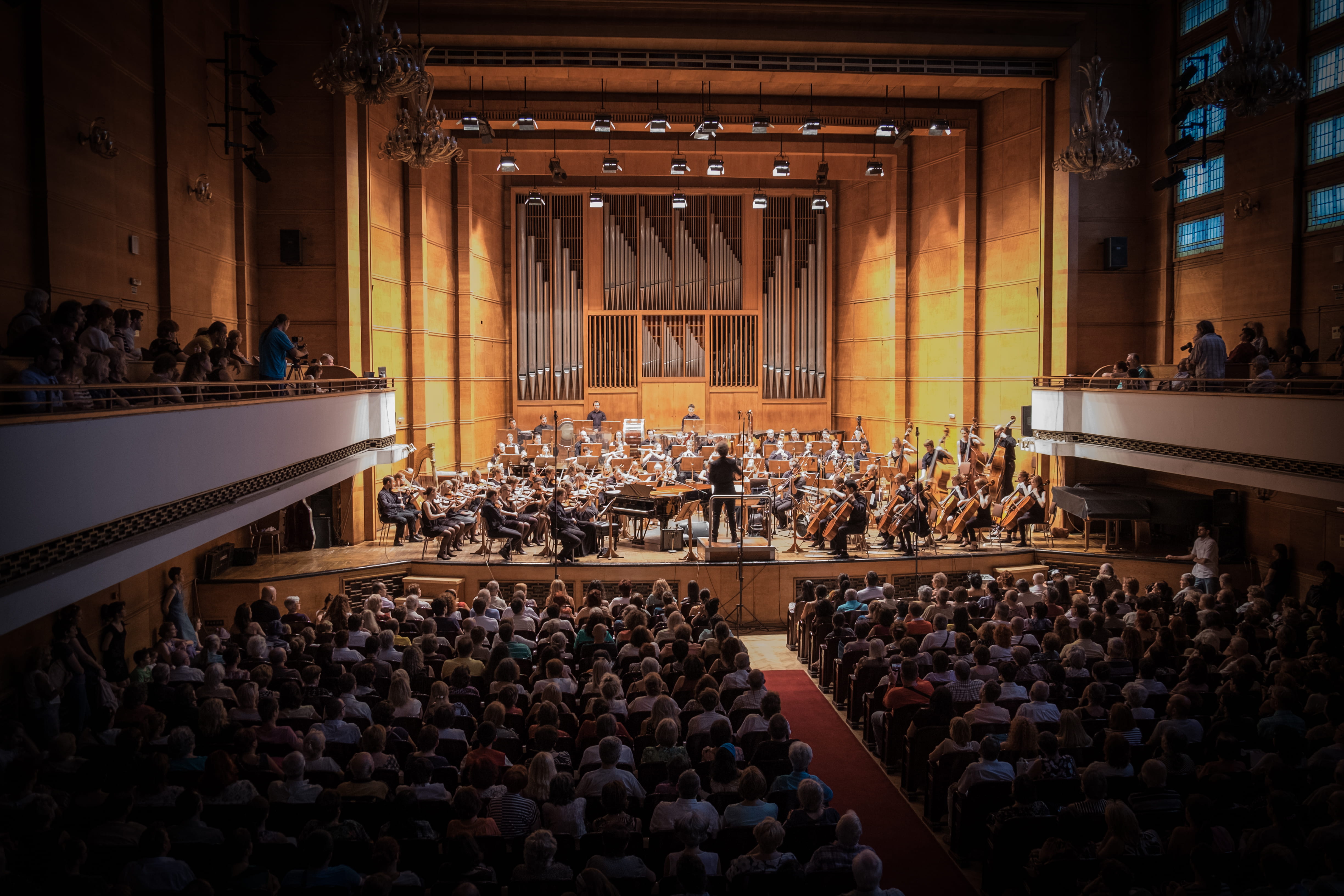 4K, large group of people, built structure, audience, watching, sitting, lifestyles, women, musician, theater, person, leisure activity, indoors, stage, HD Wallpaper
