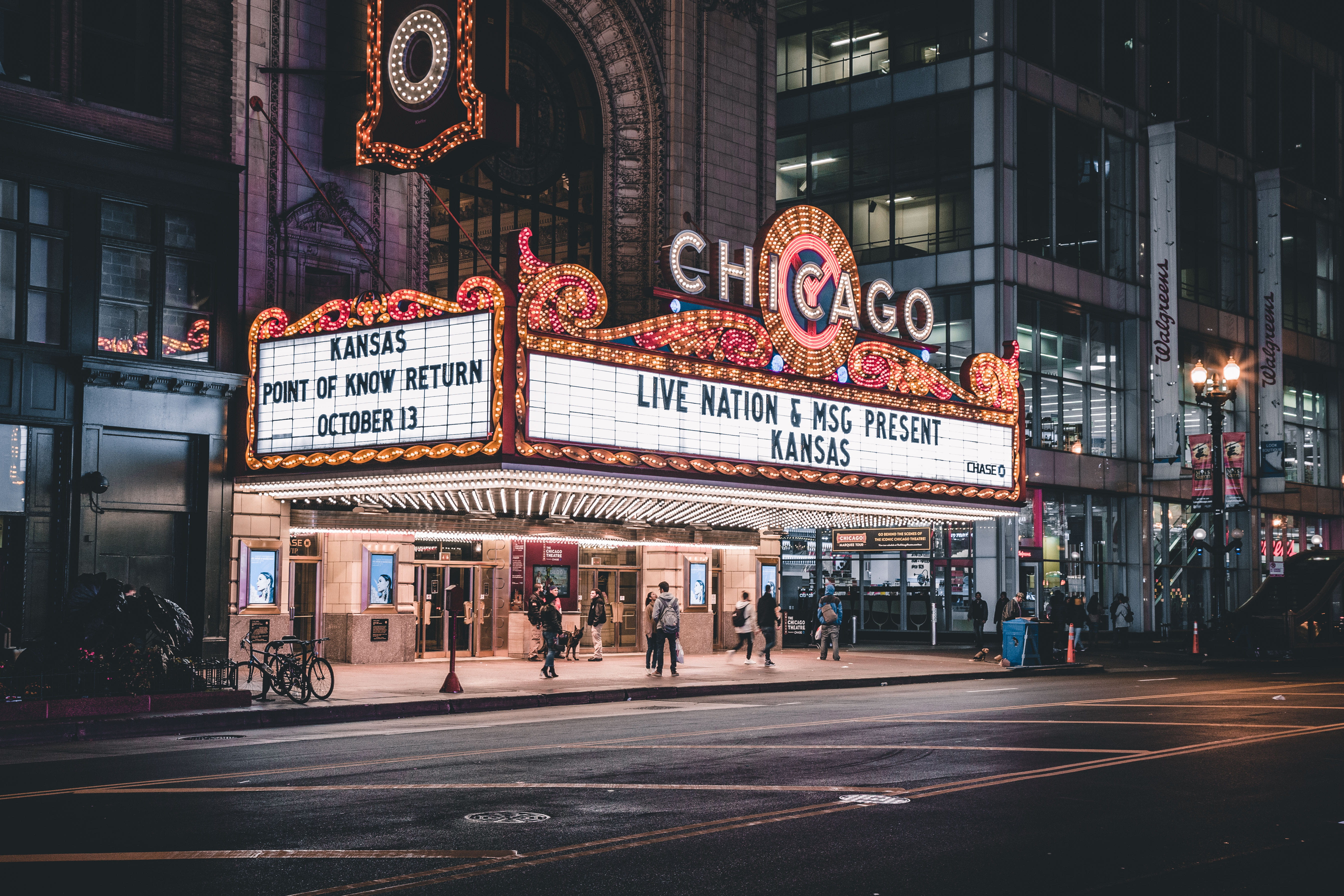crowded, building Exterior, built Structure, busy, movie Theater, illuminated, neon Light, chicago theater, uSA, exotic, gear, urban, light, bike, night, HD Wallpaper