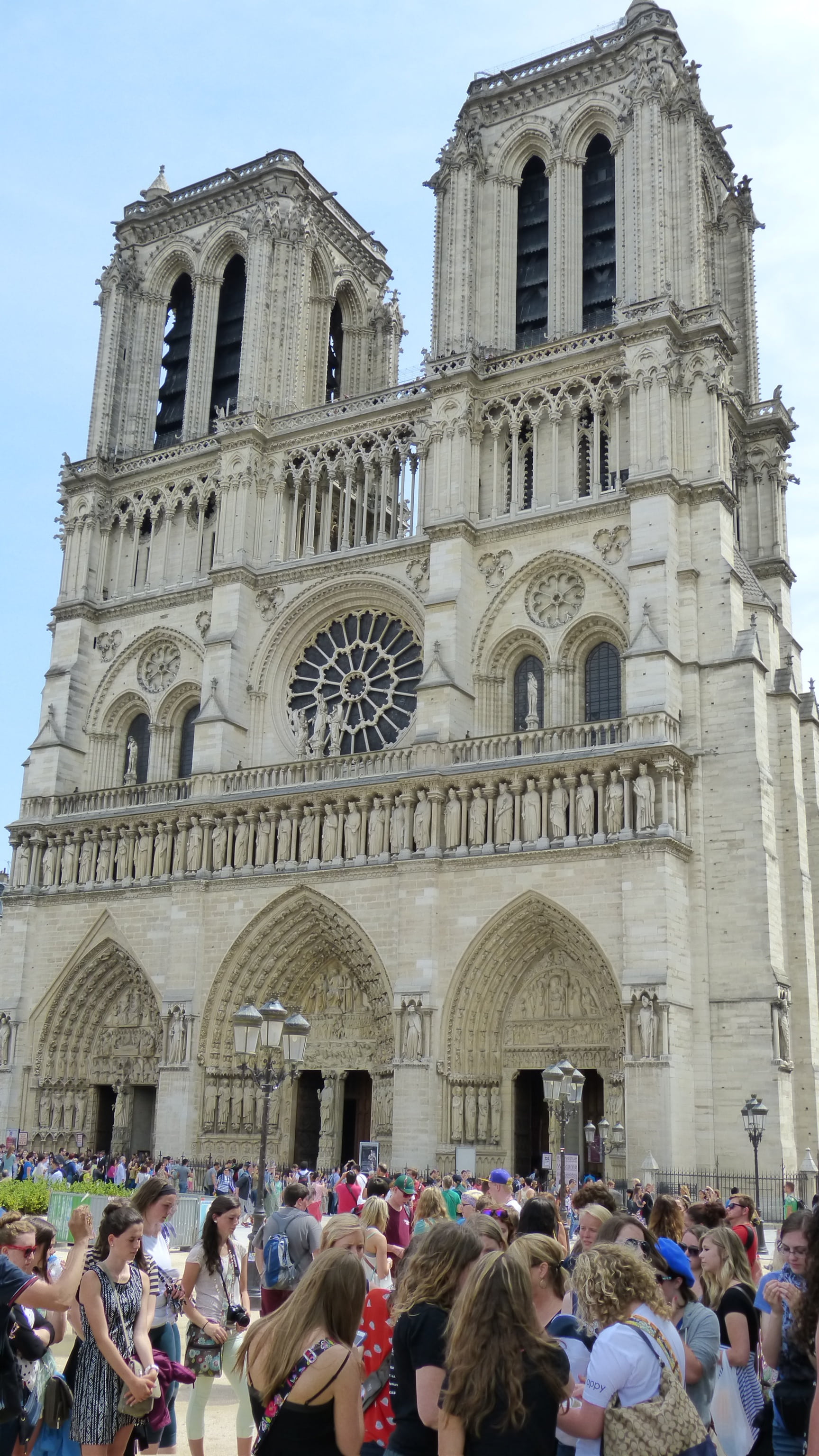 notre dame, kirchplatz, large group of people, outdoors, church, paris, france, belief, history, 2K, arch, cathedral, spirituality, lifestyles, basilica, Phone HD Wallpaper
