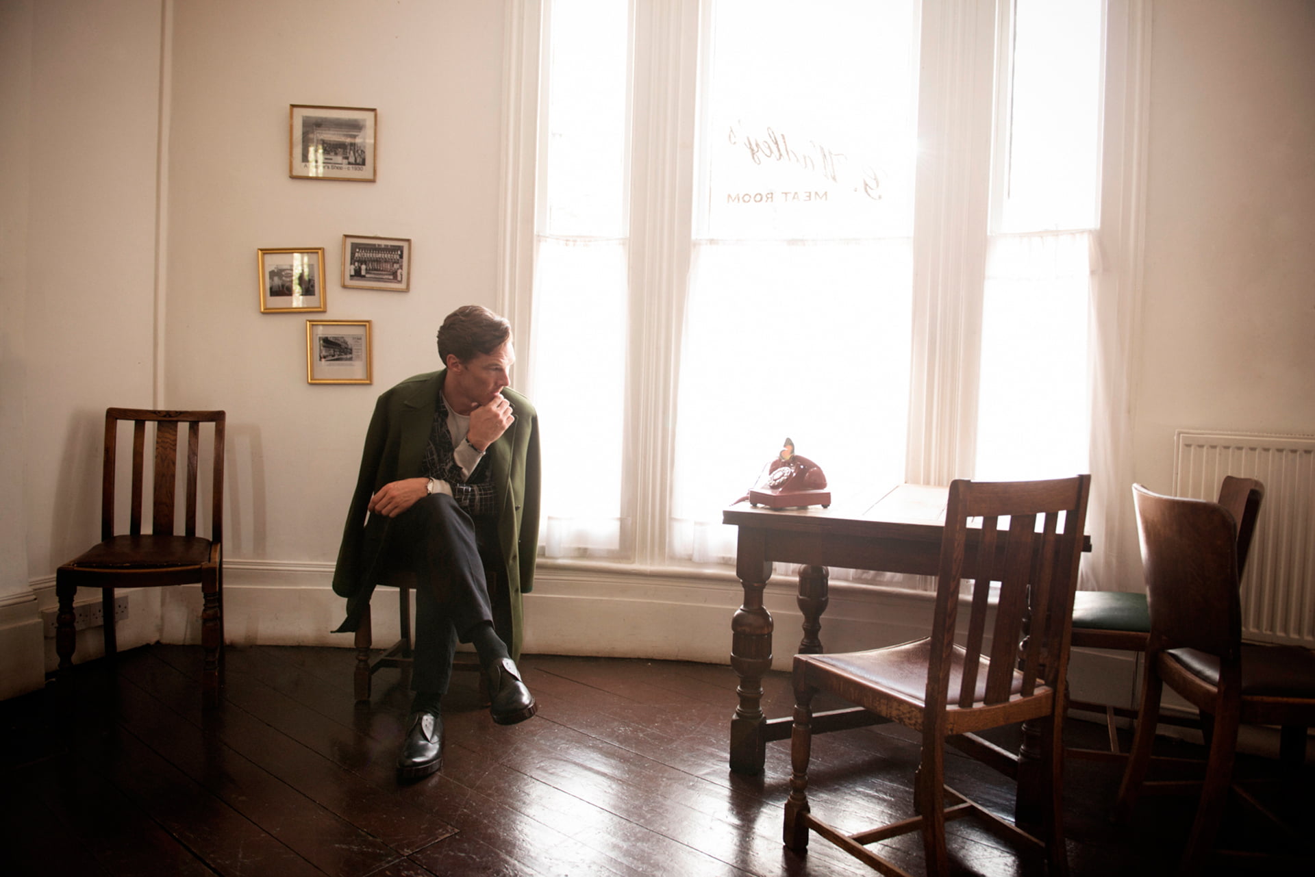 sitting, casual clothing, concentration, 1080P, full length, domestic life, home interior, Benedict Cumberbatch, flooring, photoshoot, Flaunt, adult, seat, HD Wallpaper