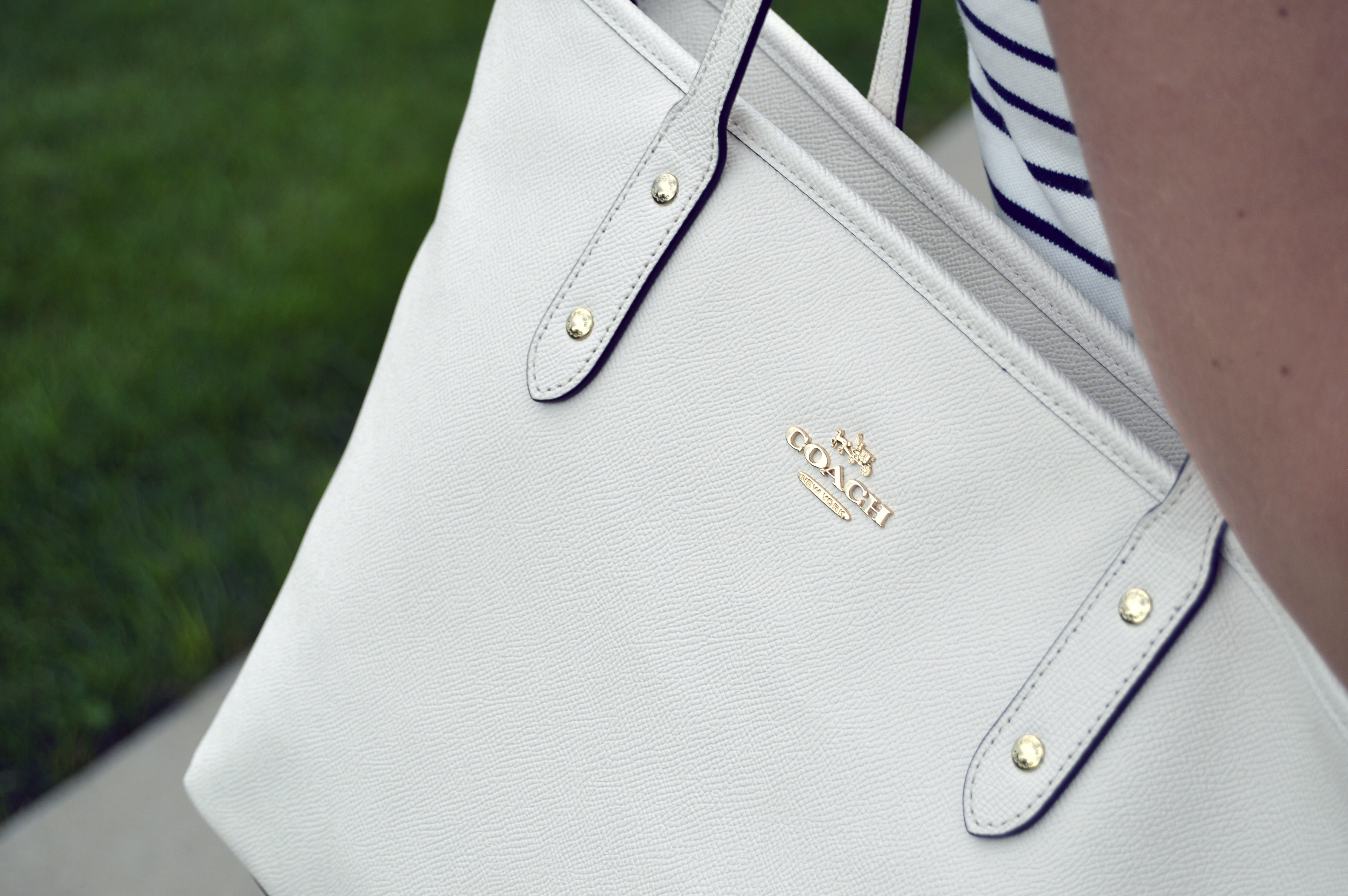 close-up, midsection, bag, wearing, white, fashion, stylish, summer, lifestyles, new, product, outdoors, well-dressed, flaunt, adult, fashionable, female, HD Wallpaper