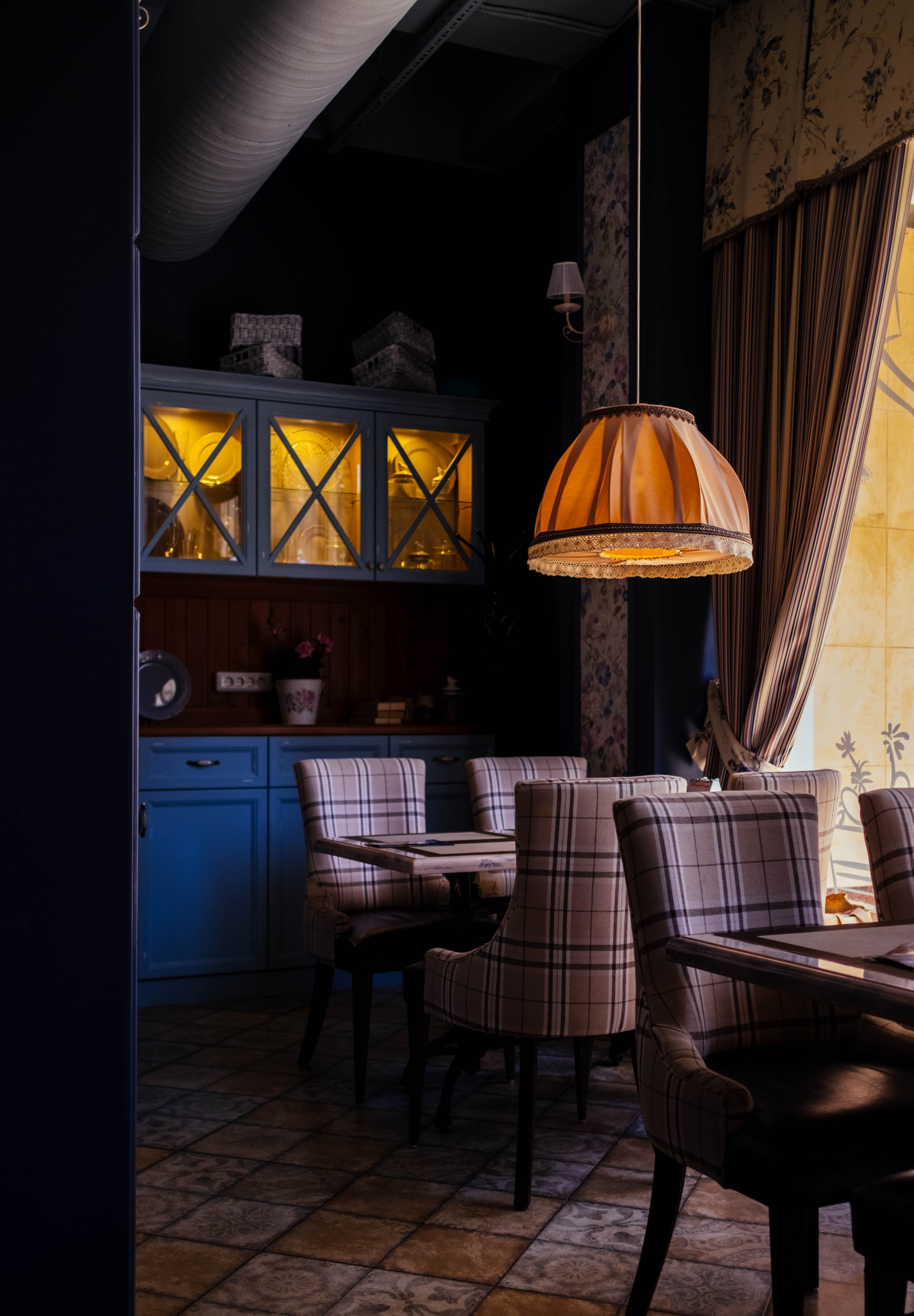 lighting, seatting, empty chair, turned, drapes, no people, interior design, illuminated, restaurant interior, building, flooring, eating out, seat, eating, Phone HD Wallpaper