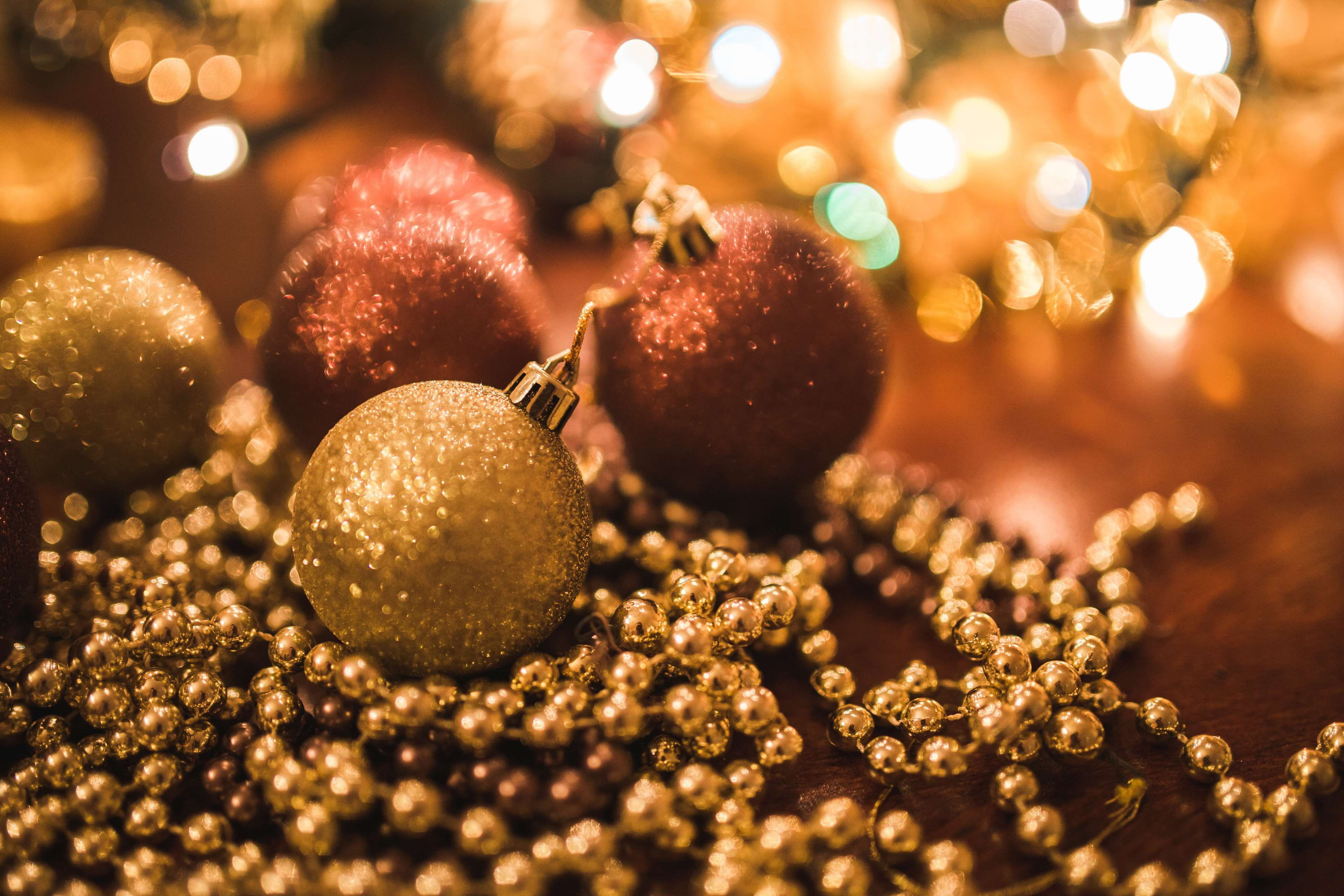 new year, decoration, golden, balls, ball, glisten, holidays, shin, merry, brocade, food, blur, holiday, glitter, decor, 4K, color, gold, brown, insubstantial, HD Wallpaper