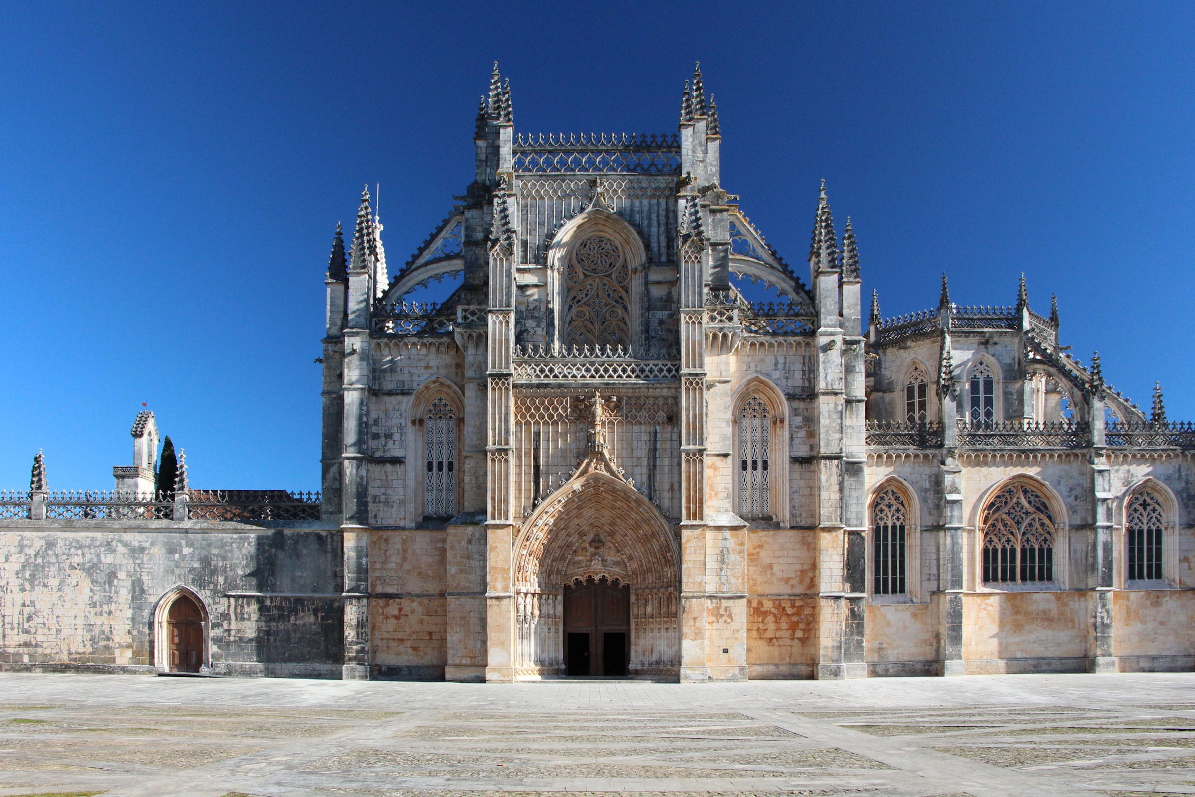 monument, batalha, nature, clear sky, tracery, tourism, facade, portugal, outdoors, belief, portal, 1080P, travel, gothic style, building exterior, city, HD Wallpaper