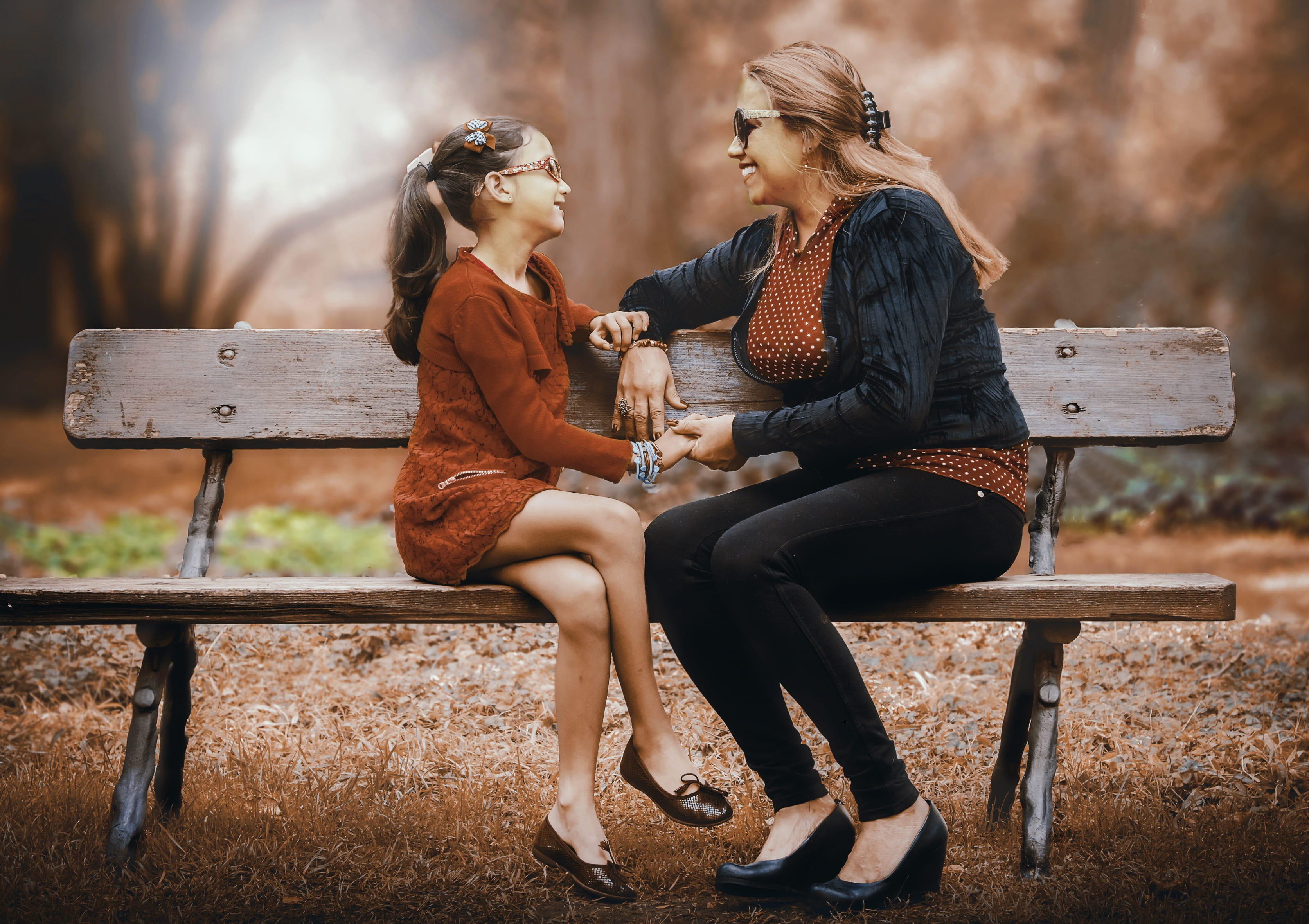 young adult, women, mother, full length, adult, autumn, girl, legs crossed at knee, drink, open air, daughter, positive emotion, young women, seat, beautiful woman, HD Wallpaper