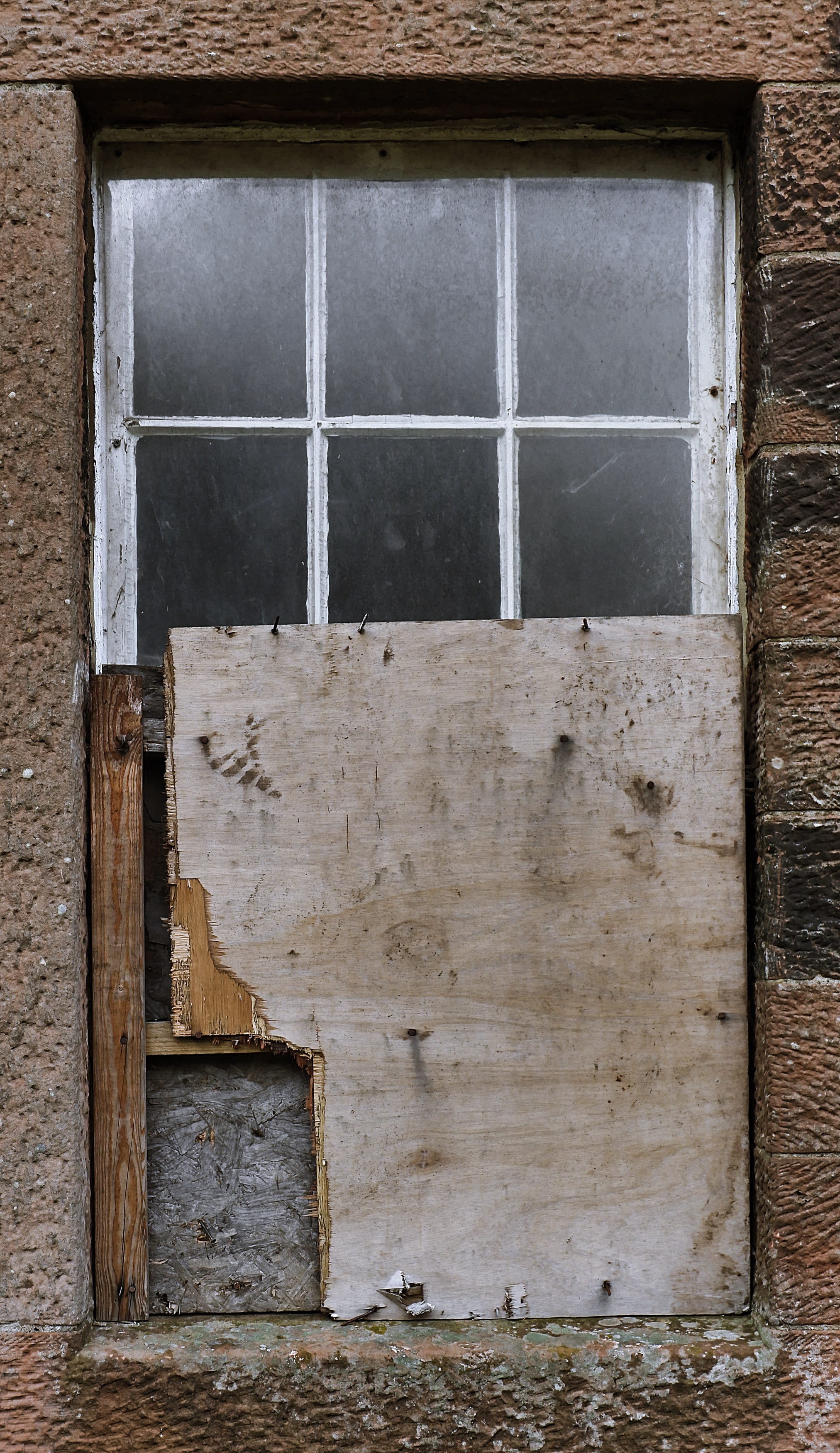 porthole, archaeology, geometric shape, outdoors, concrete, female, built structure, wall - building feature, day, window shade, house, curtain, building, Phone HD Wallpaper
