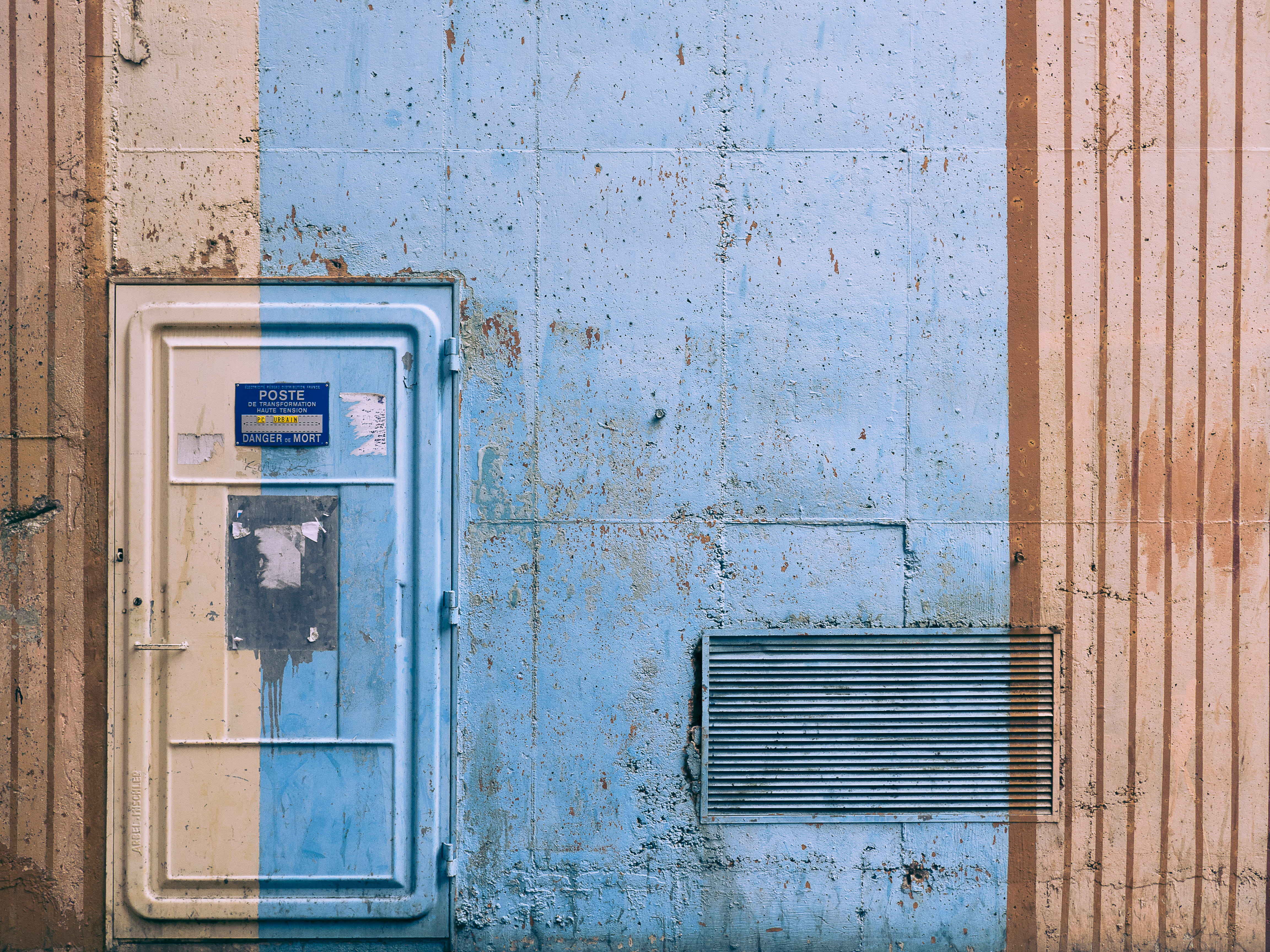 graffiti, shutter, 4K, abandoned, entrance, letterbox, label, kiosk, built structure, architecture, curtain, outdoors, brick, text, metal, technology, HD Wallpaper