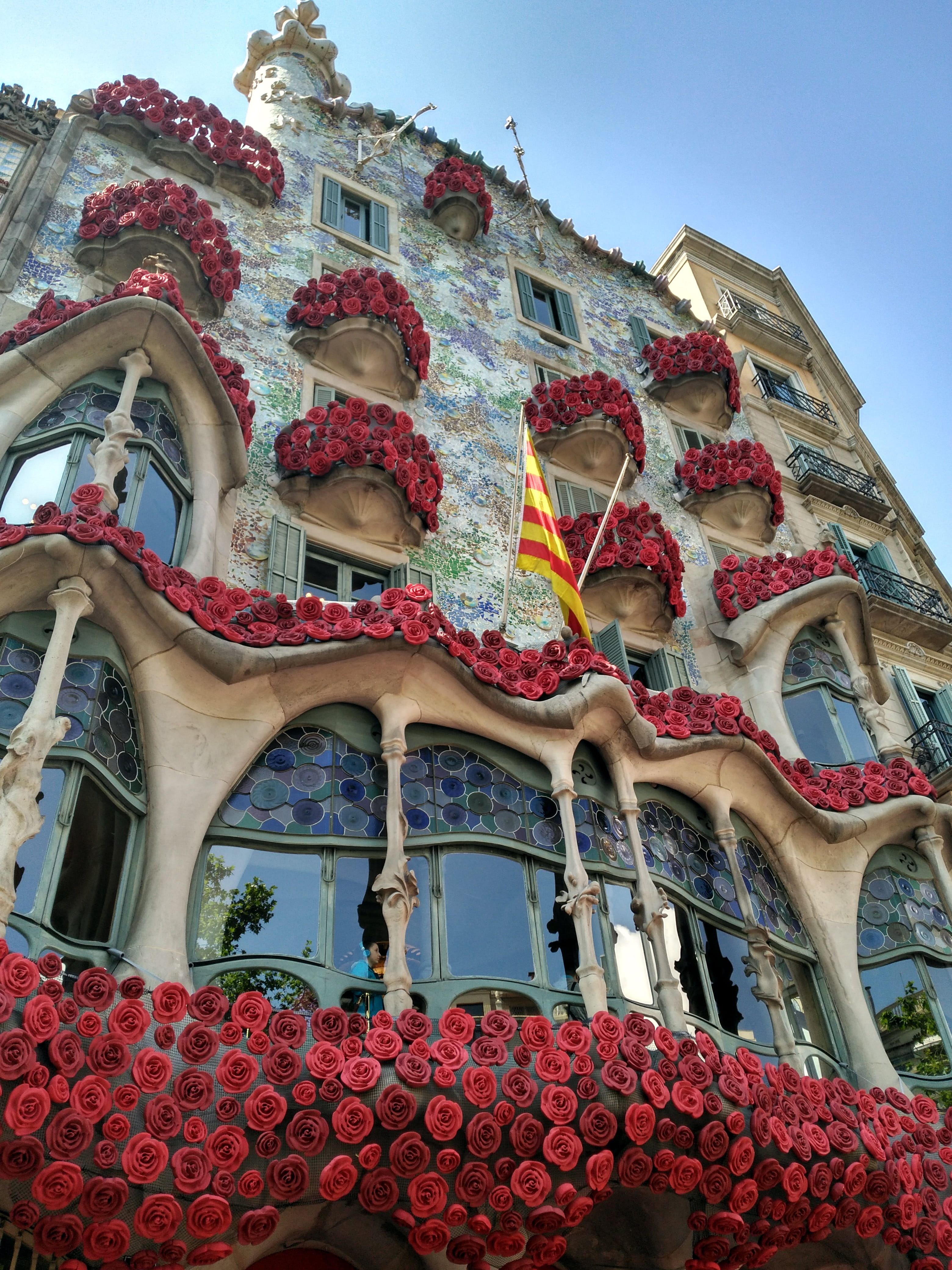 red, barcelona, urban, floral pattern, flowers, black, blue, red flag catalan flag, facade, brightness, ornate, senyera, outdoors, reflection, no people, Phone HD Wallpaper