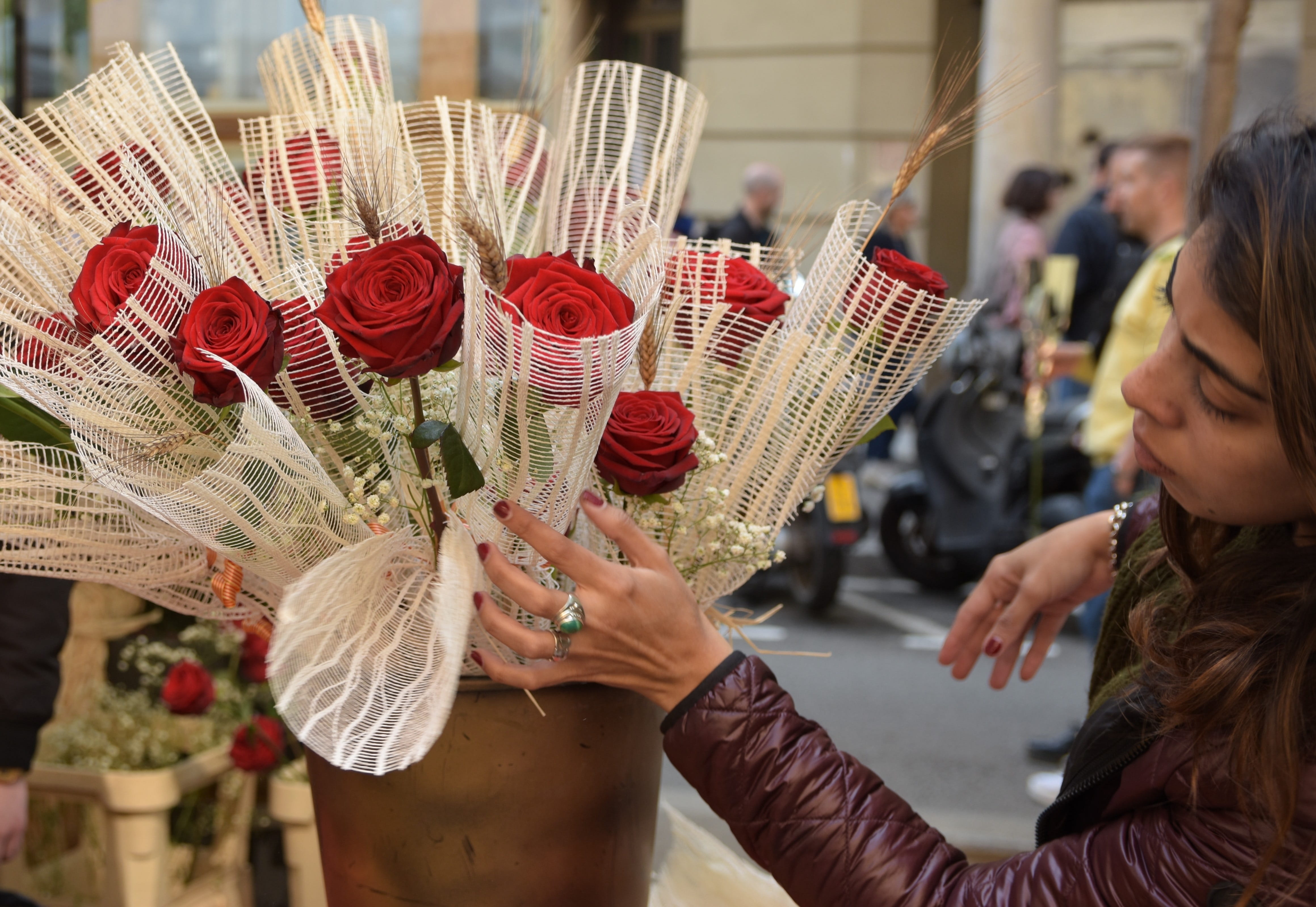 lifestyles, group of people, sant jordi, leisure activity, flower girl, roses, city, real people, event, women, catalan, built structure, celebration, day, HD Wallpaper