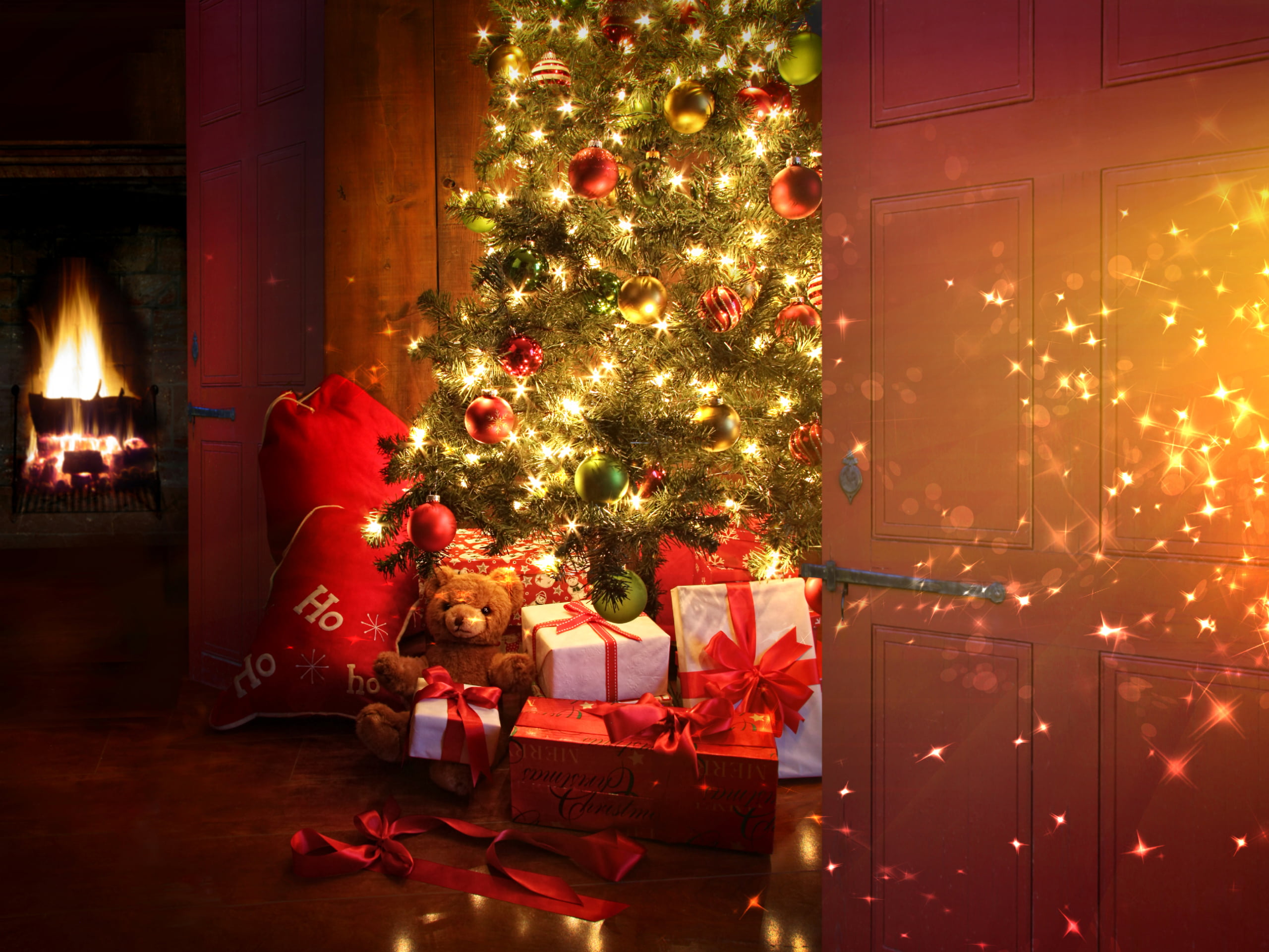 garland, celebration, christmas Tree, holiday - event, plant, holiday, box - Container, light - Natural Phenomenon, interior, furnished, christmas Lights, HD Wallpaper