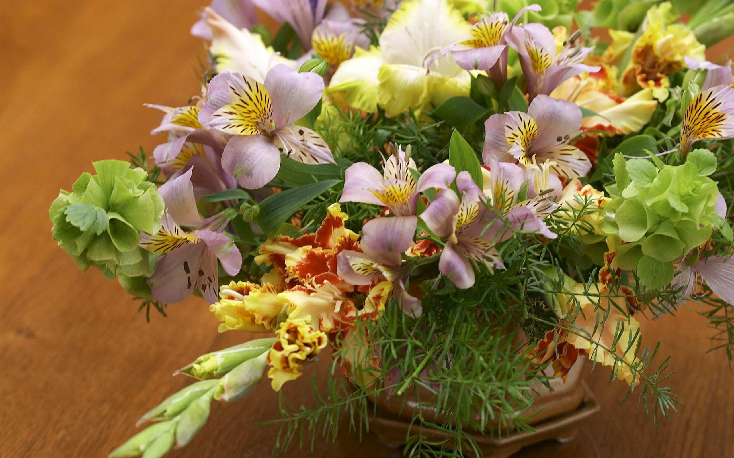 no People, summer, pollen, gladiolus, plant, table, flowering plant, decoration, fragility, leaf, peruvian, inflorescence, yellow, romance, vase, high angle view, HD Wallpaper