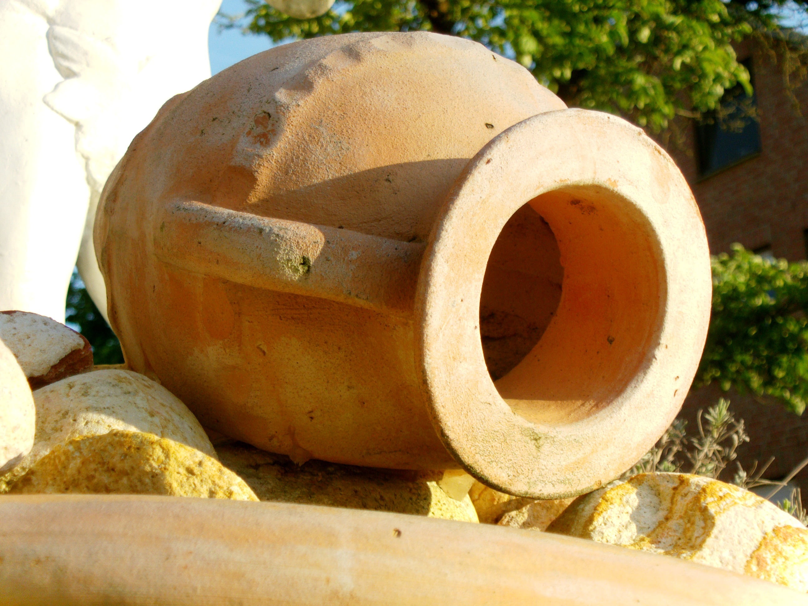 krug, outdoors, no people, focus on foreground, art and craft, container, craft, circle, geometric shape, 2K, garden, still life, shape, pottery, earthenware, HD Wallpaper