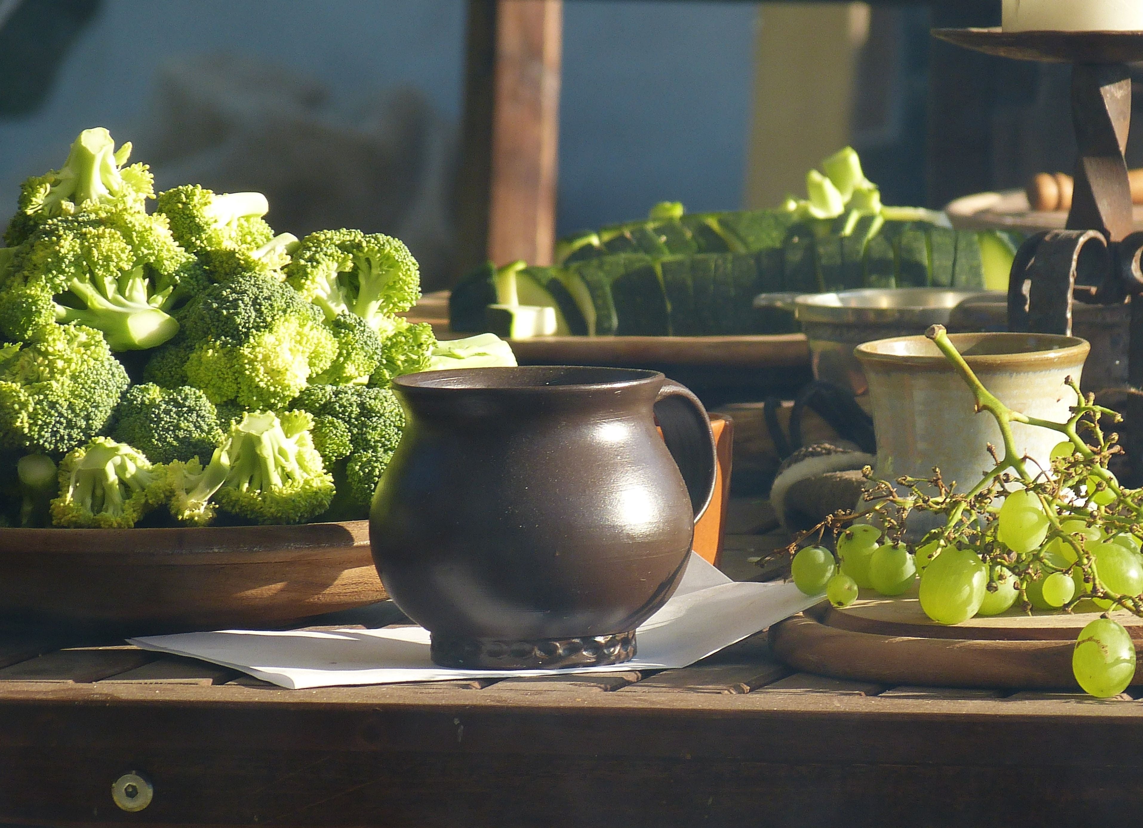 wood - material, healthy eating, krug, vondern, oberhausen, no people, sunlight, flower pot, broccoli, 2K, vegetable, plant, green color, eat, day, ceramic, HD Wallpaper