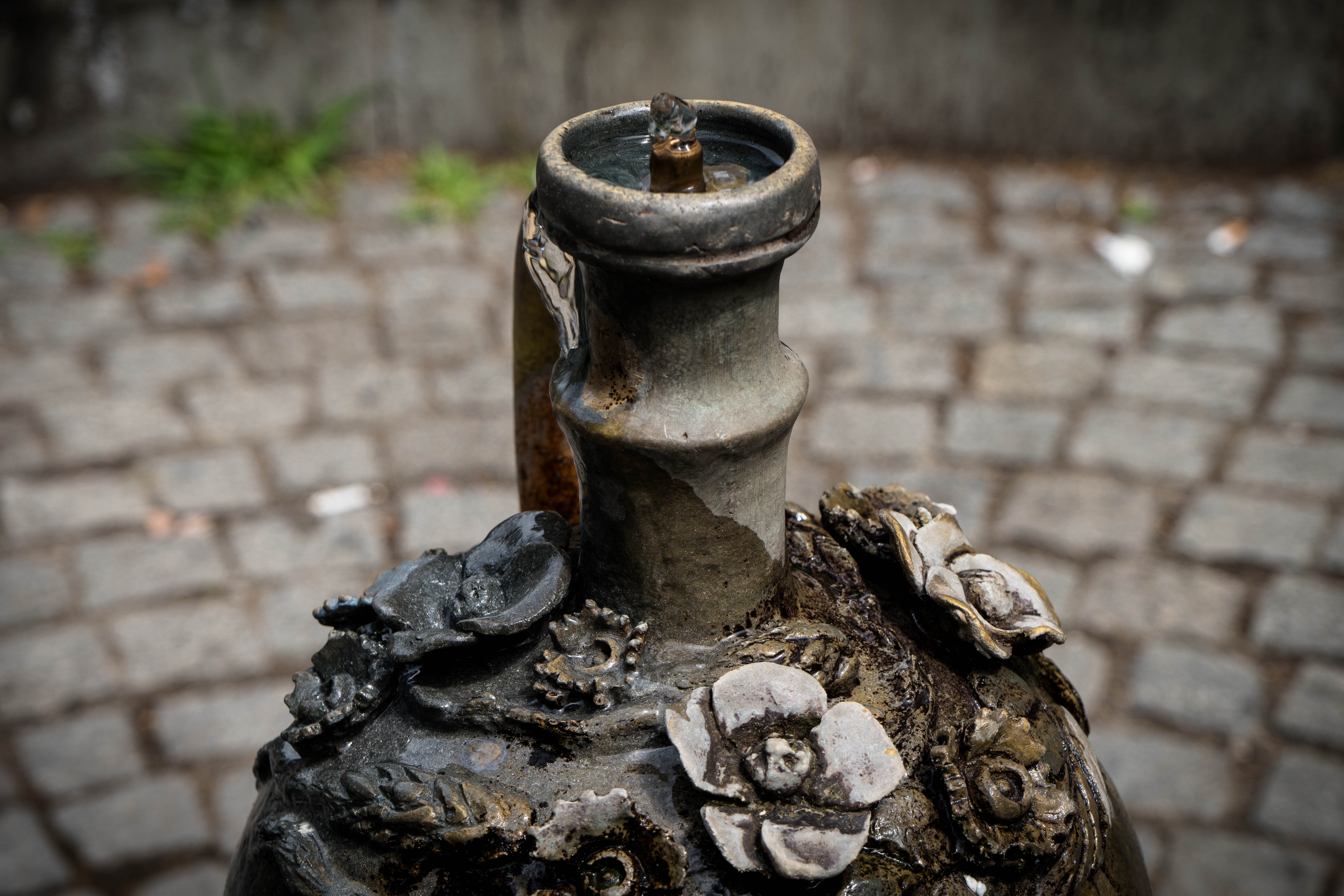 old, outdoors, krug, architecture, wet, stone, day, drip, wall, art and craft, drop of water, metal, history, cobblestone, close-up, brick wall, water jet, HD Wallpaper
