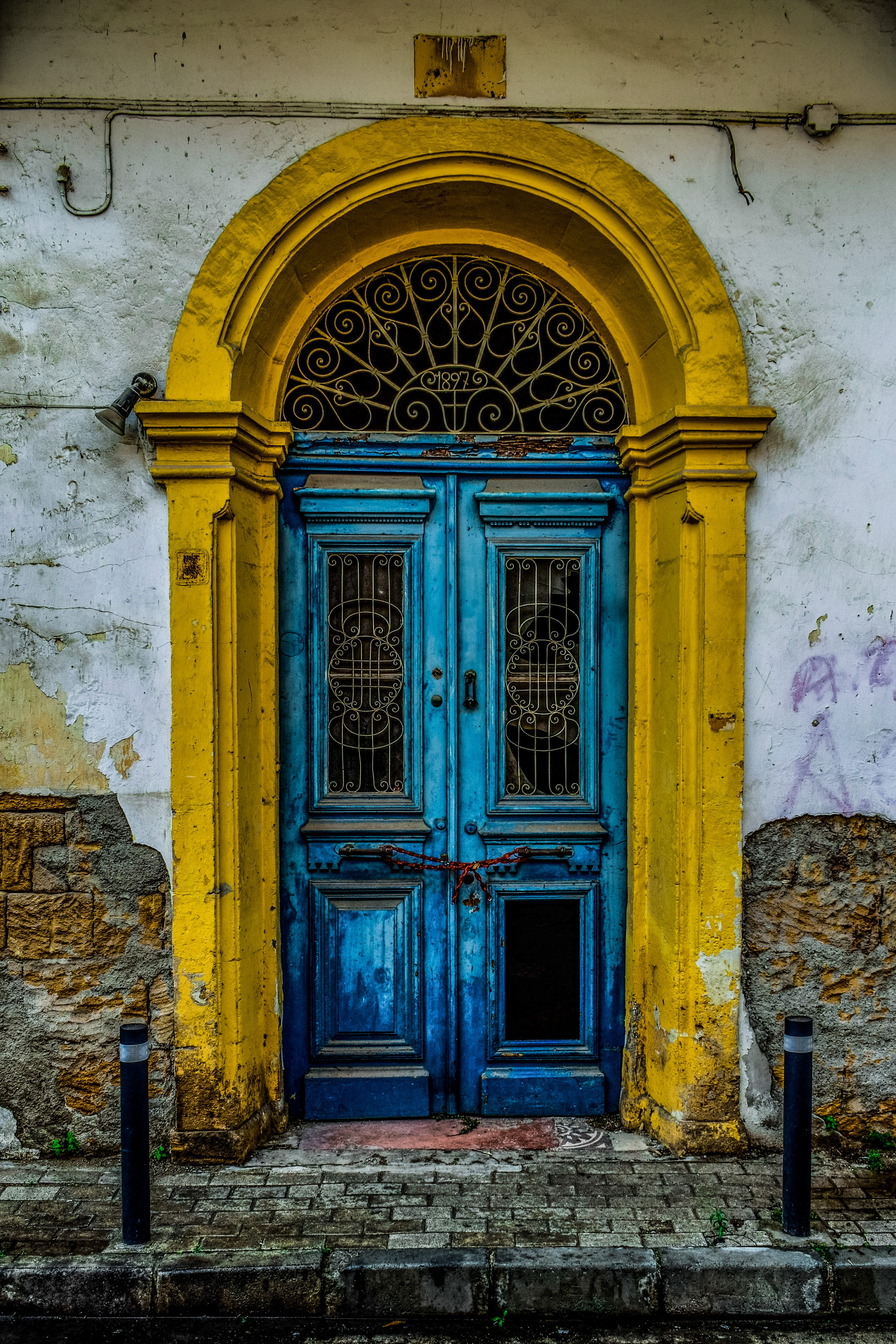 neoclassic, closed, aged, blue, day, window, exterior, building exterior, lefkosia, doorway, decay, 4K, building, gate, house, outdoors, no people, arch, Phone HD Wallpaper