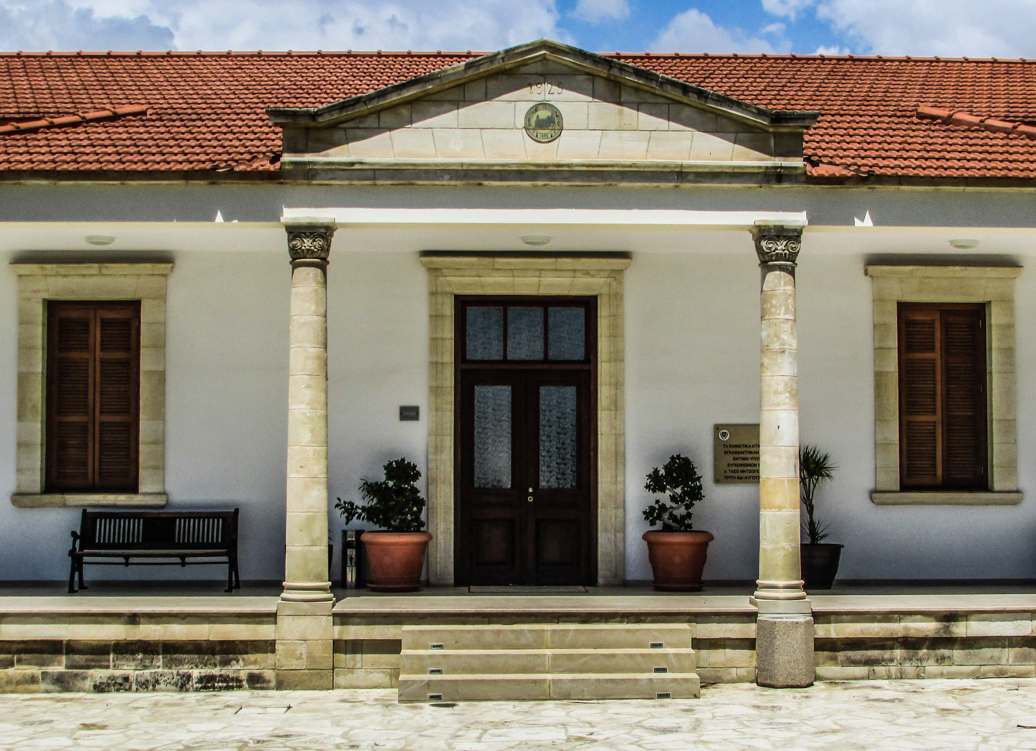 no people, sunlight, community hall, architecture, entrance, closed, roof, neoclassic, facade, city, outdoors, day, 2K, kiti, house, door, building exterior, HD Wallpaper