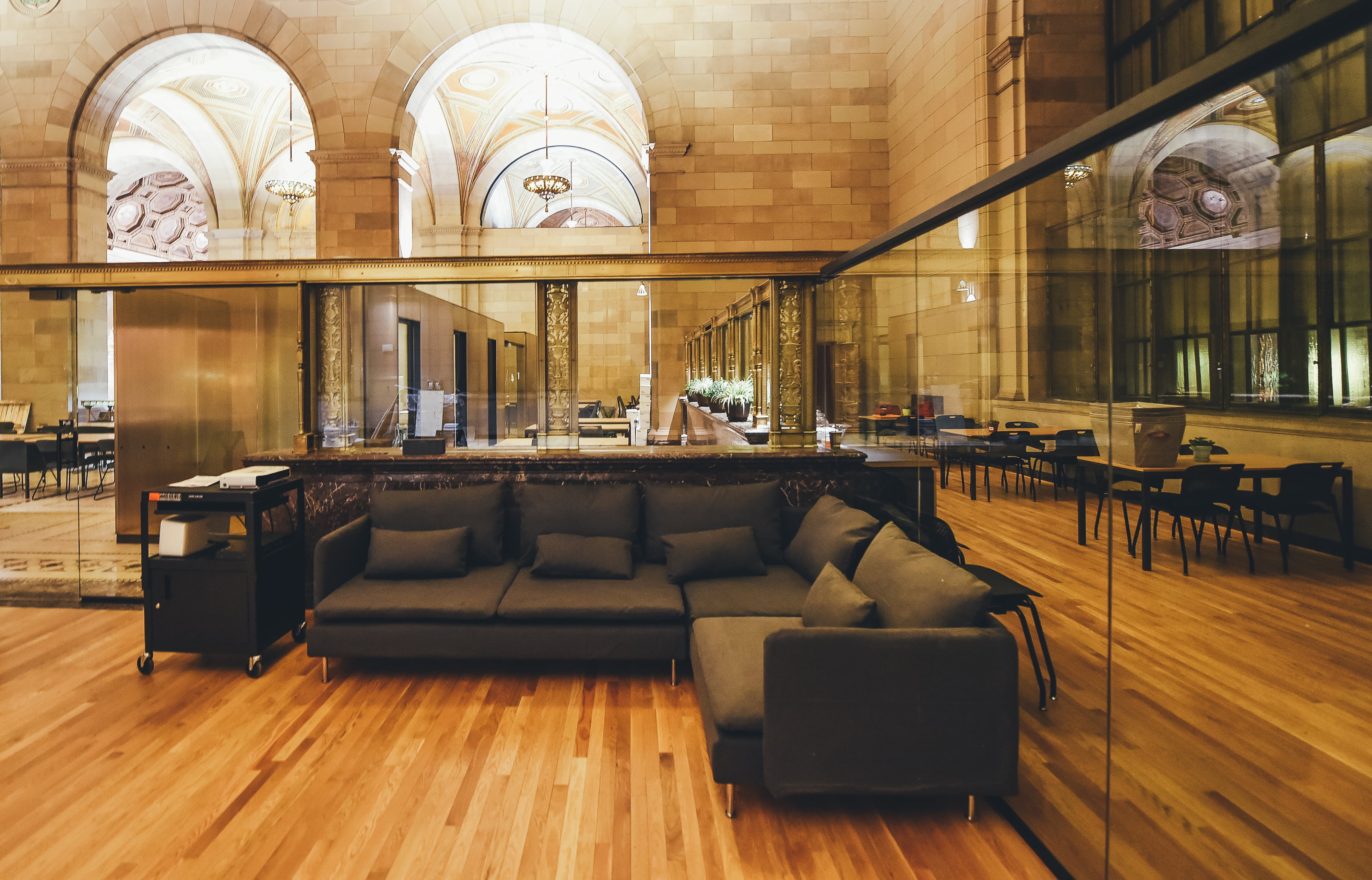 glass - material, floor, lobby, modern, glass, architecture, interior design, pew, built structure, chair, wood, table, wooden flooring, sofa, restaurant, HD Wallpaper