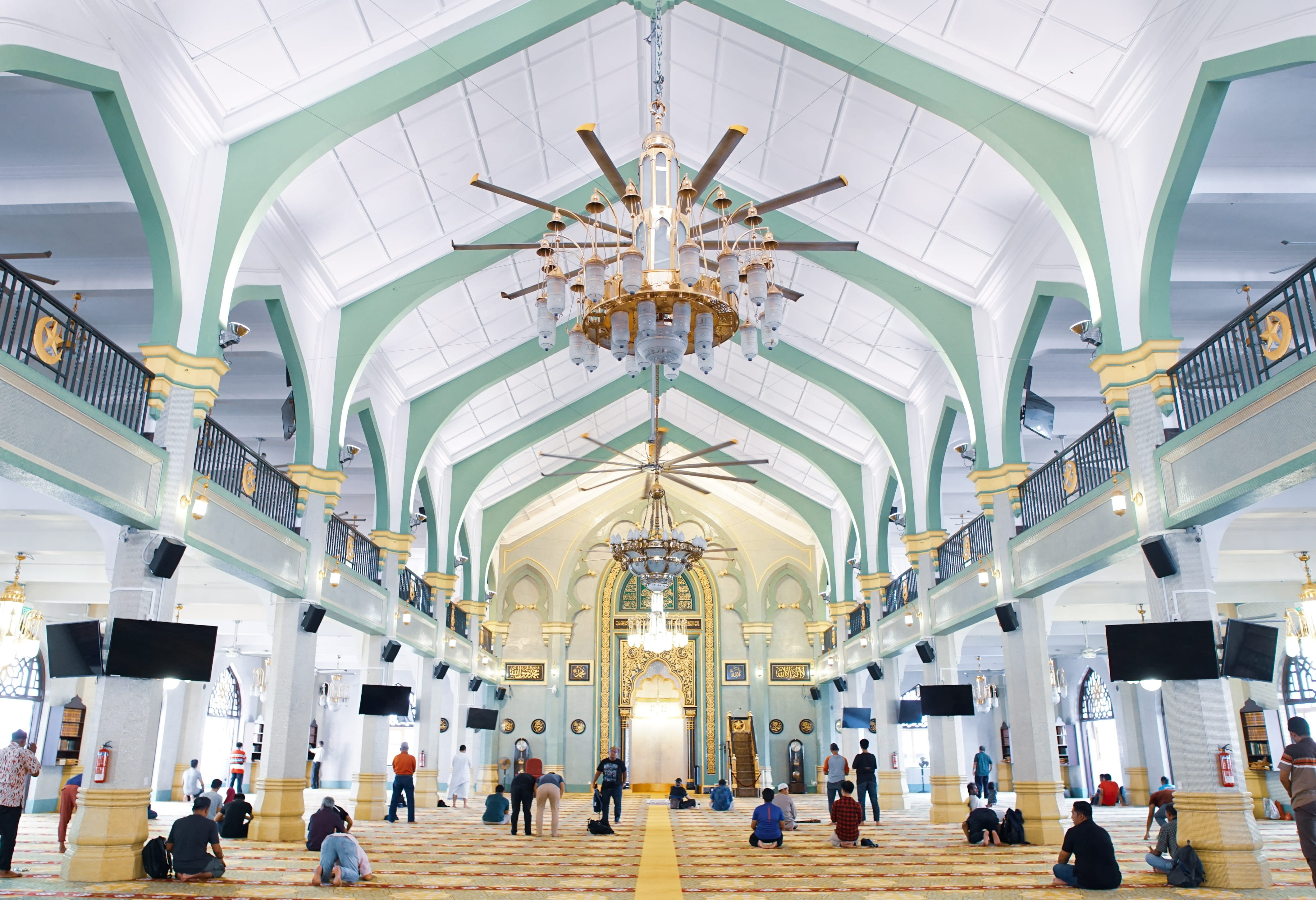 day, worship, lobby, architecture, building, crowd, walking, men, architectural column, lifestyles, inside, singapore, people, incidental people, ceiling, HD Wallpaper