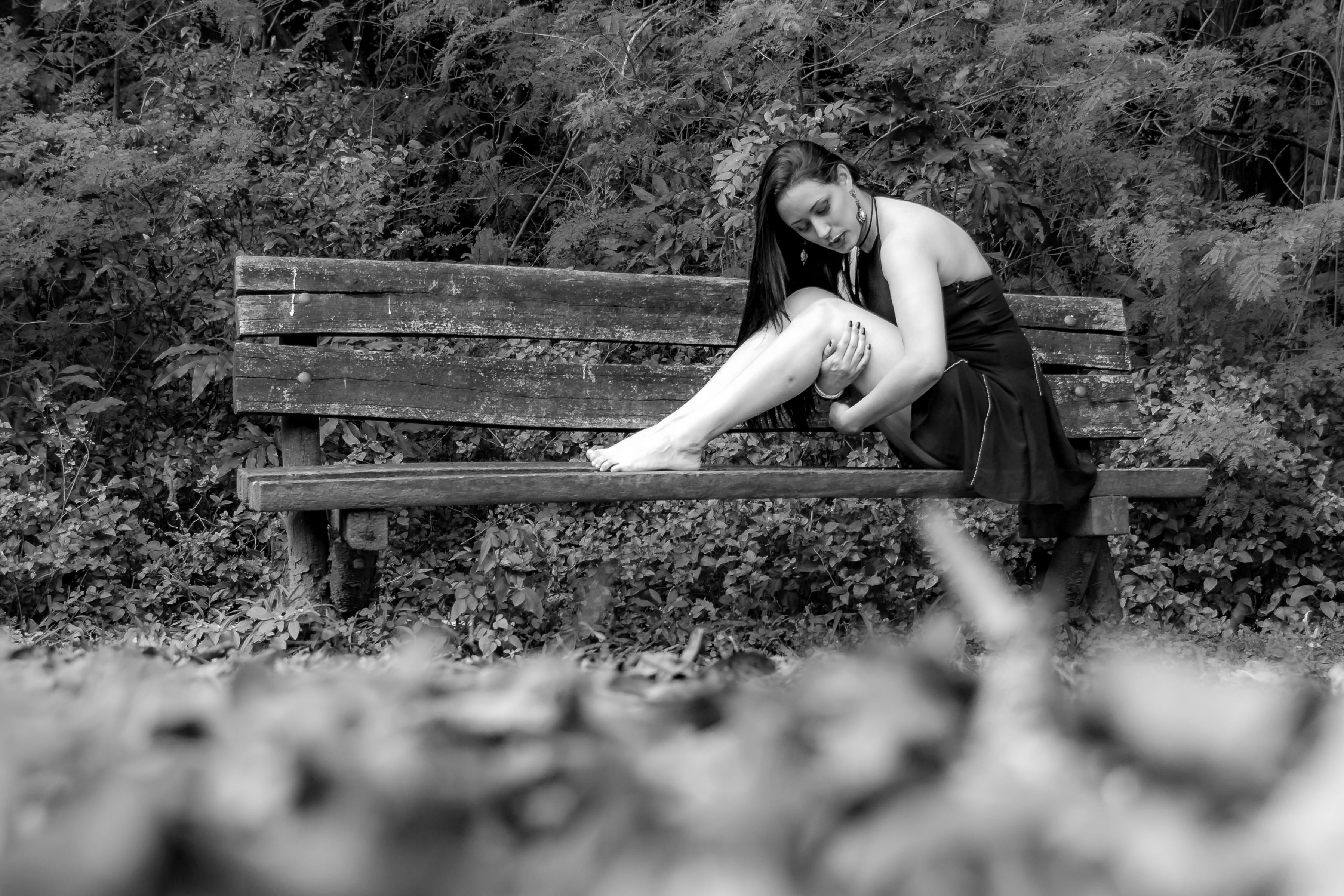 linda, grooms, park, dress, contemplation, lady, women, young adult, test external, silhouette, bench, wooden, land, outdoors, hairstyle, casal, casual clothing, HD Wallpaper