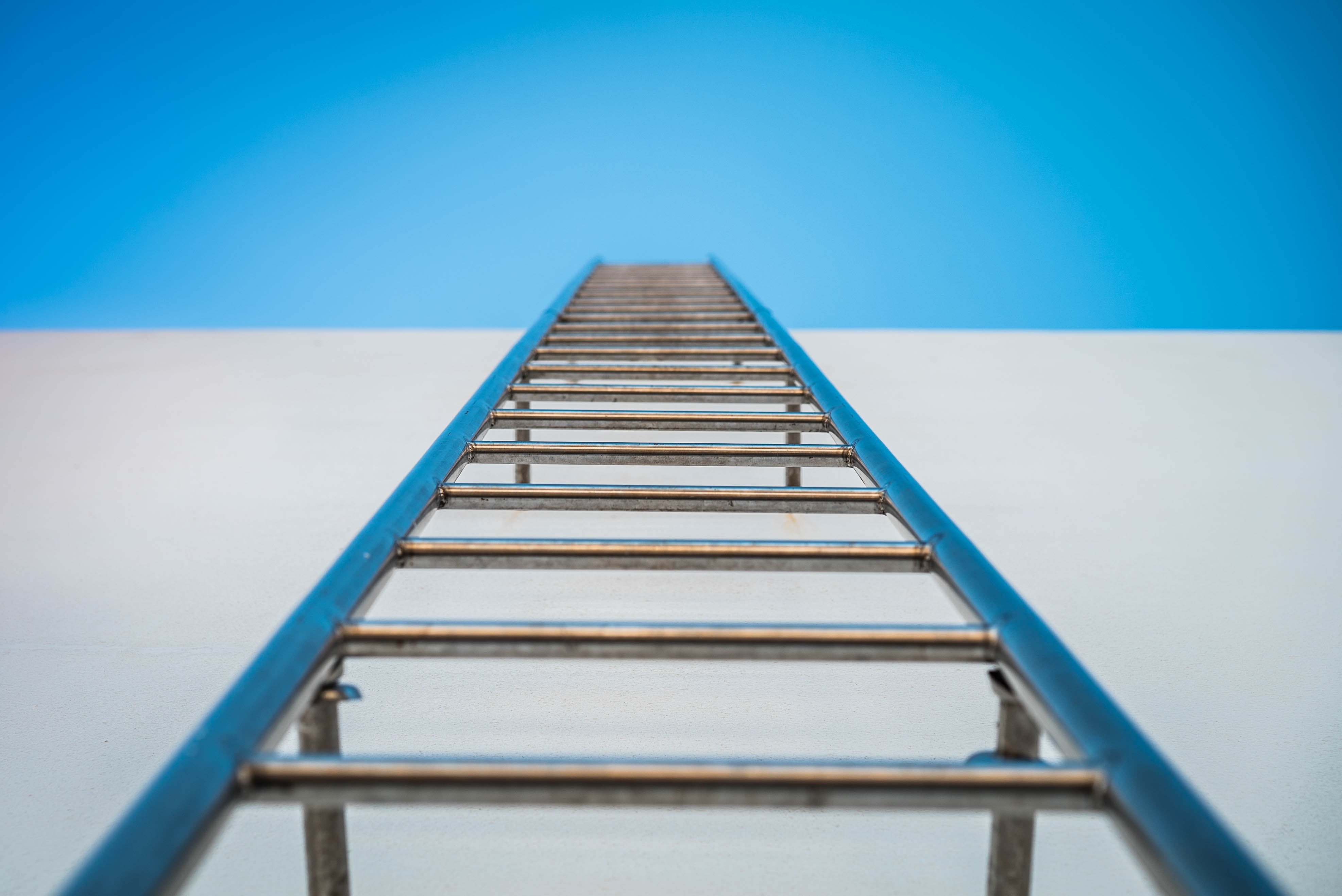 ladder, built structure, direction, building, architecture, low, stainless, external, pig-iron, directly below, metal, blue, 4K, the rooftop, diminishing perspective, HD Wallpaper