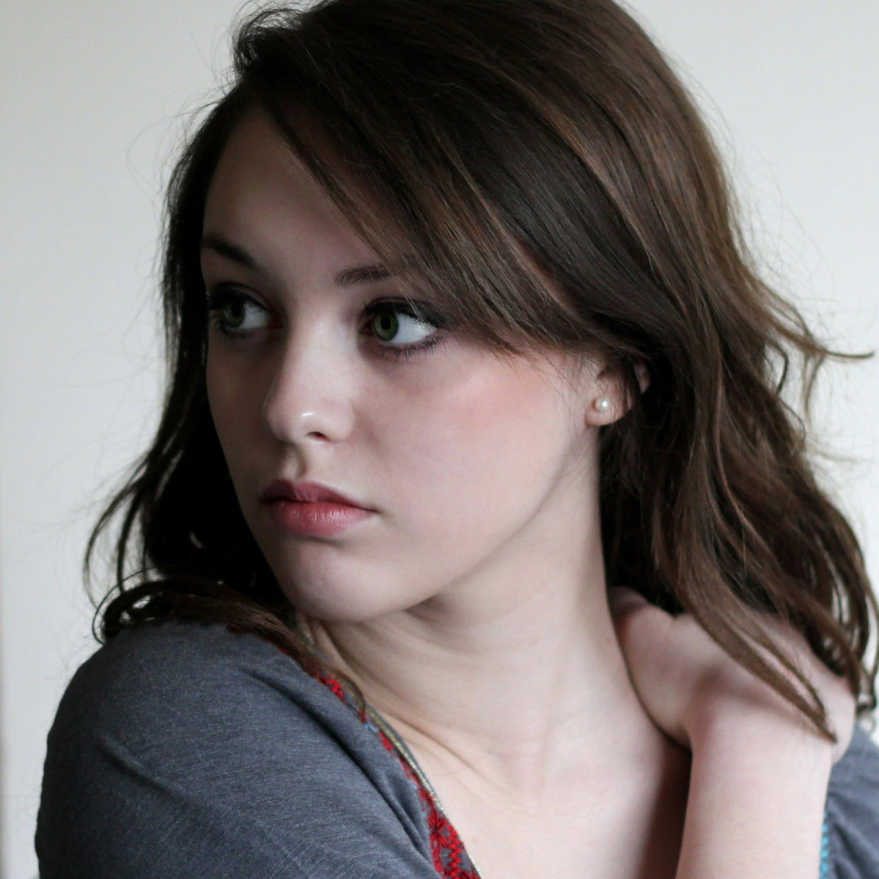 teenage girls, child, close-up, one person, looking, 720P, portrait, girls, adult, headshot, Imogen Dyer, contemplation, face, depression - sadness, hairstyle, Phone HD Wallpaper